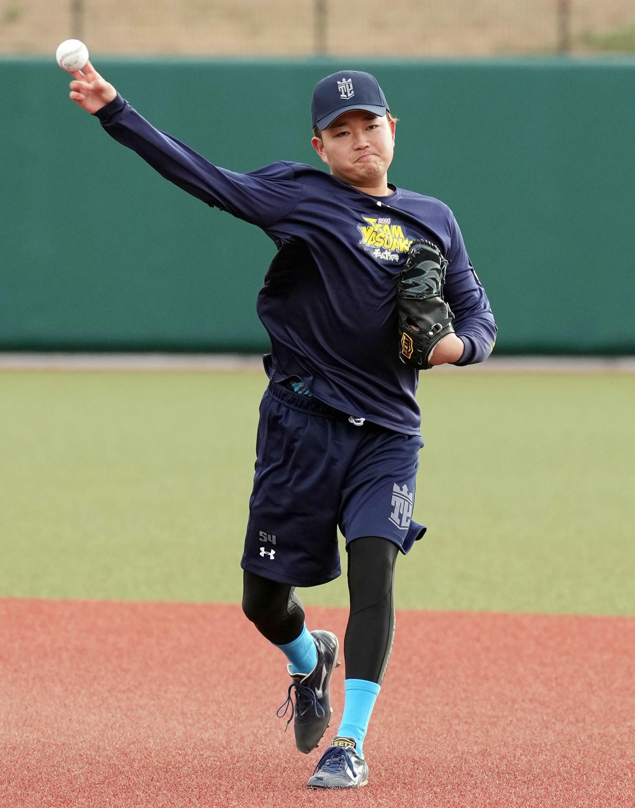 自主トレを公開し、キャッチボールをするDeNA石田（撮影・小島史椰）