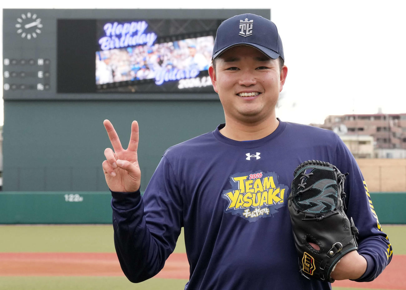 誕生日サプライズを受け笑顔で写真に納まるDeNA石田（撮影・小島史椰）