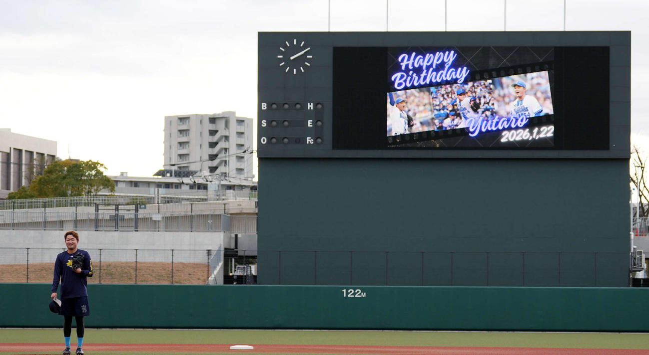 誕生日サプライズを受けるDeNA石田（撮影・小島史椰）