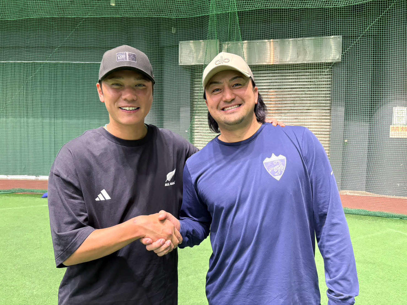 笑顔で握手する巨人坂本と（左）と沢村氏（撮影・久保賢吾）