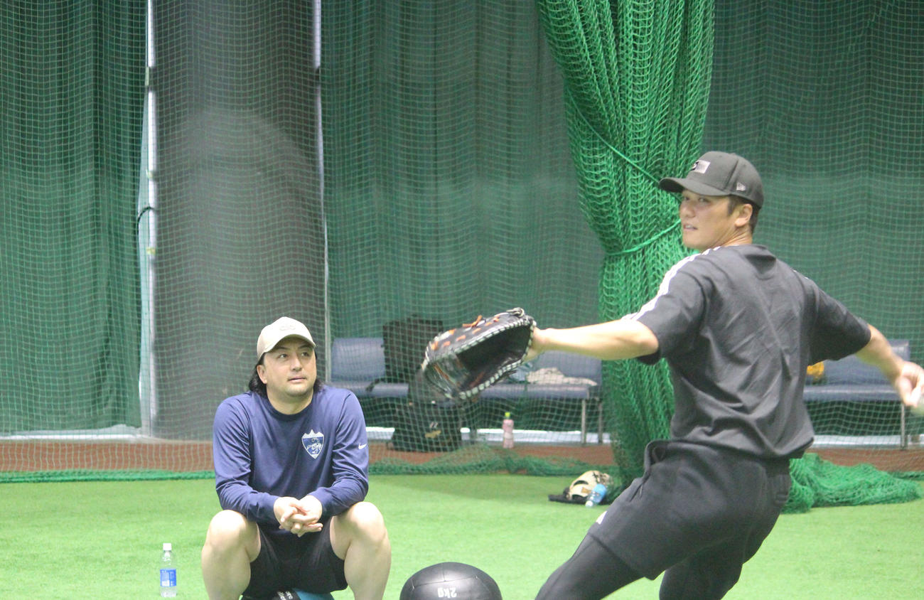 キャッチボールする巨人坂本を見つめる沢村氏（撮影・久保賢吾）