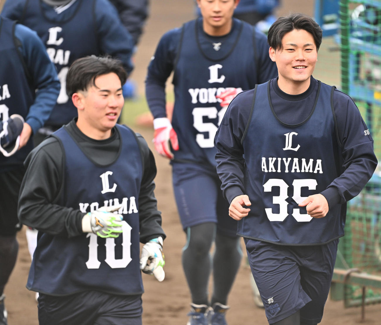 西武新人合同自主トレで笑顔で走るドラフト3位の秋山（右）とドラフト1位の小島（撮影・滝沢徹郎）