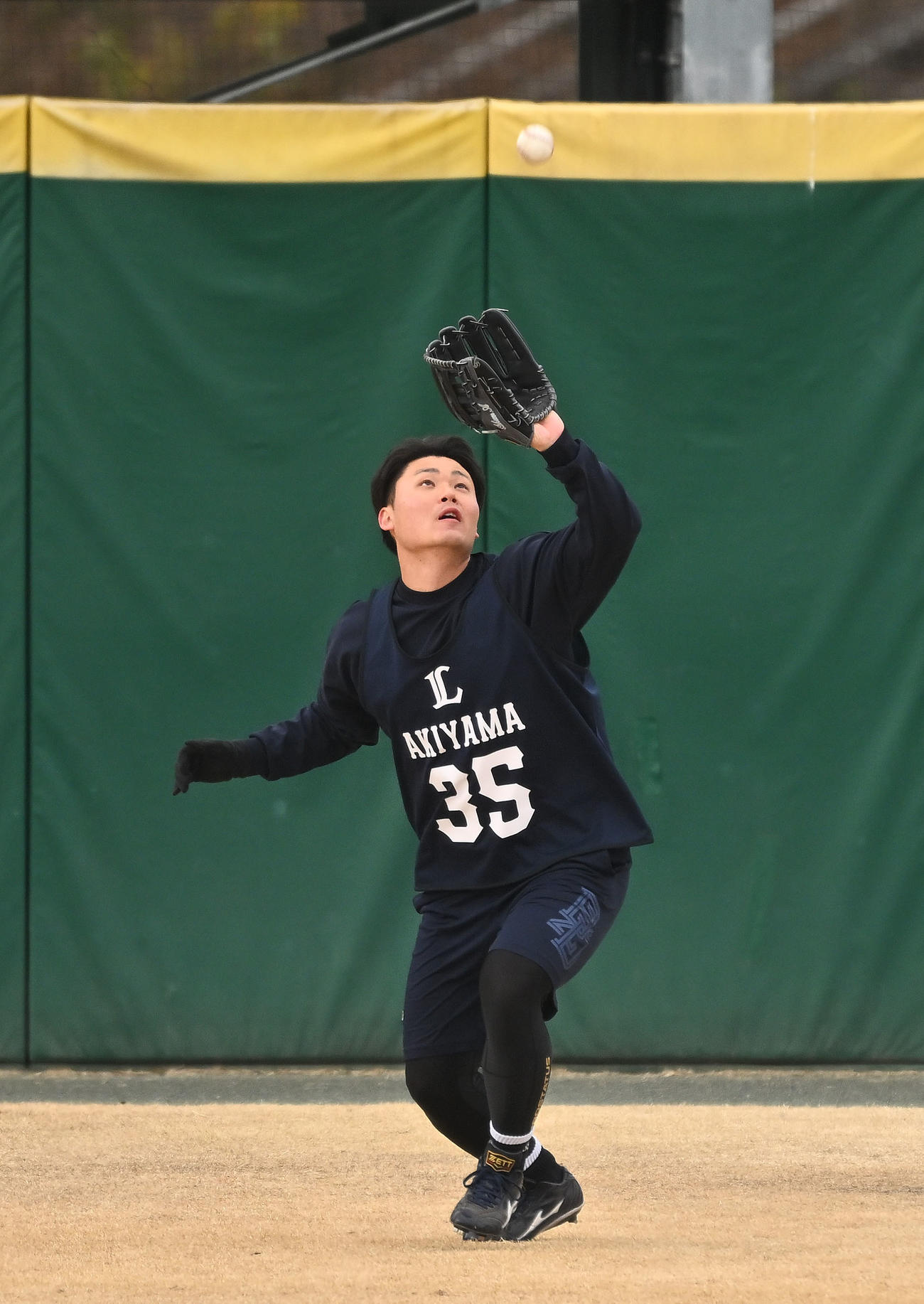 西武新人合同自主トレでノックを受けるドラフト3位の秋山（撮影・滝沢徹郎）