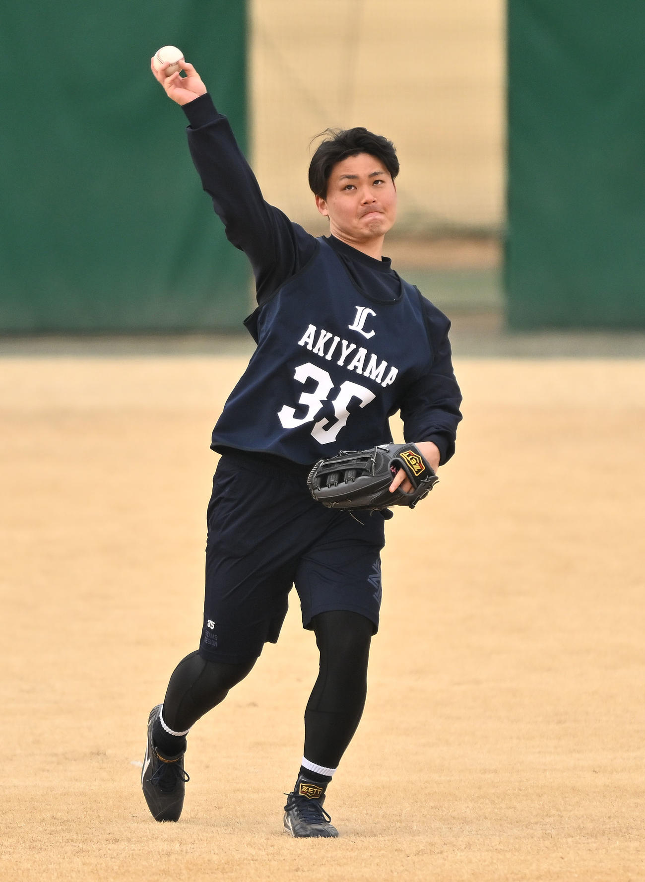 西武新人合同自主トレでノックを受けるドラフト3位の秋山（撮影・滝沢徹郎）