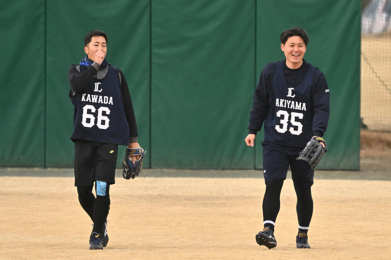 西武新人合同自主トレで笑顔のドラフト3位の秋山（右）とドラフト6位の川田（撮影・滝沢徹郎）