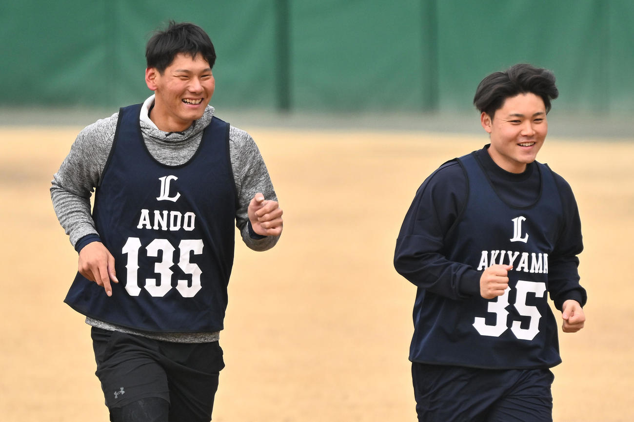西武新人合同自主トレで笑顔で走るドラフト3位の秋山（右）と育成7位の安藤（撮影・滝沢徹郎）