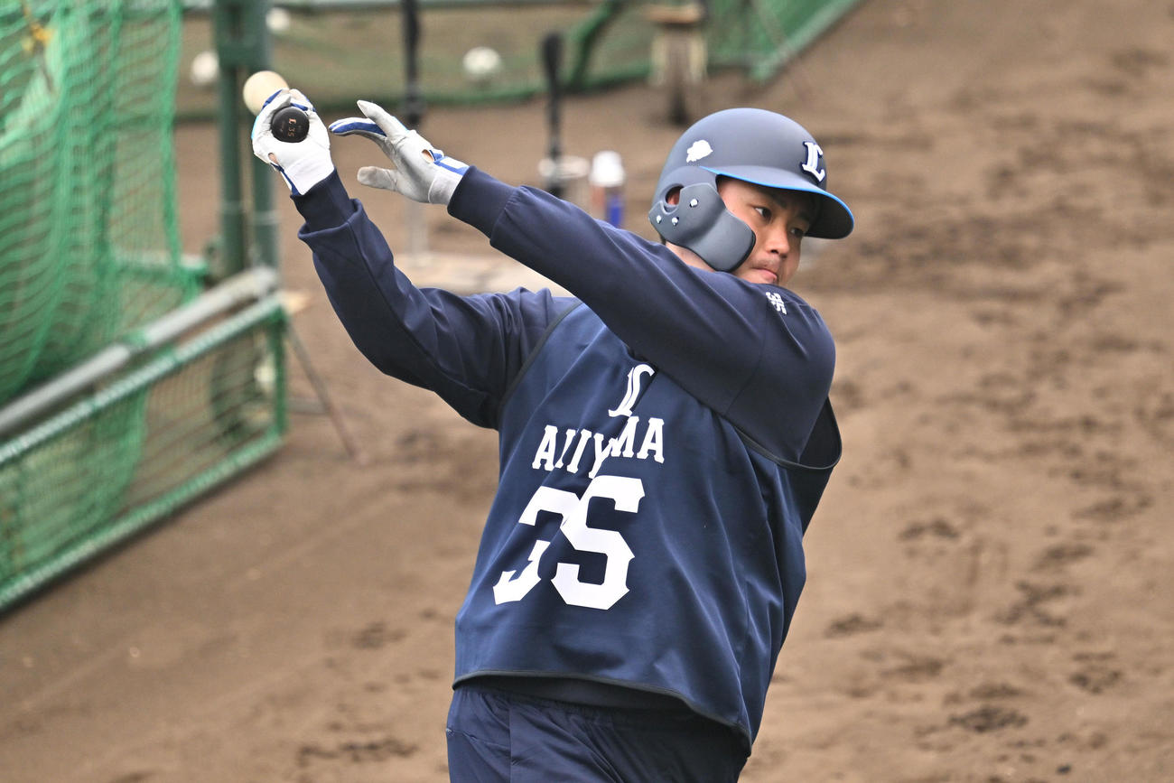 西武新人合同自主トレで打撃練習をするドラフト3位の秋山（撮影・滝沢徹郎）