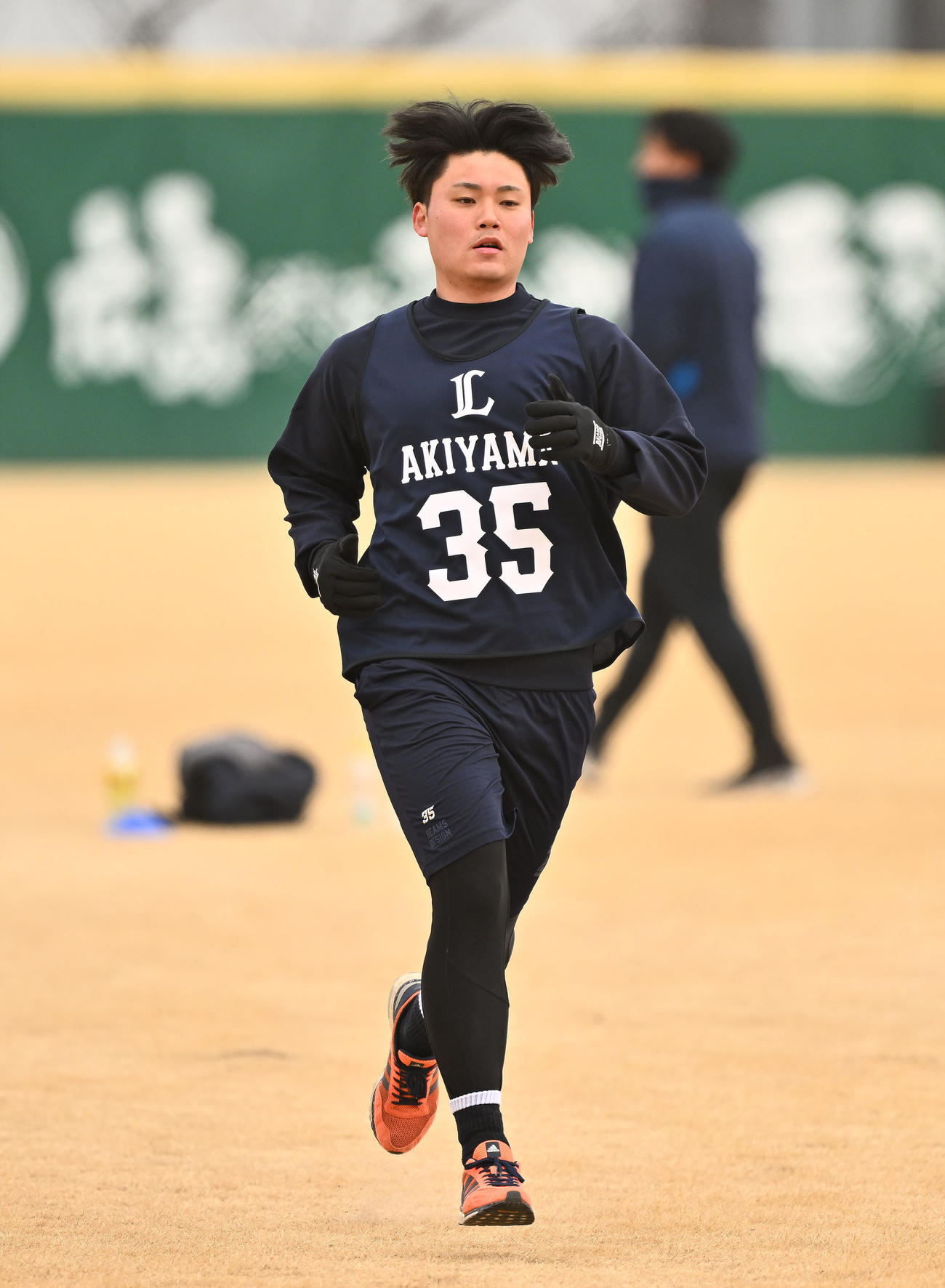 西武新人合同自主トレでダッシュするドラフト3位の秋山（撮影・滝沢徹郎）