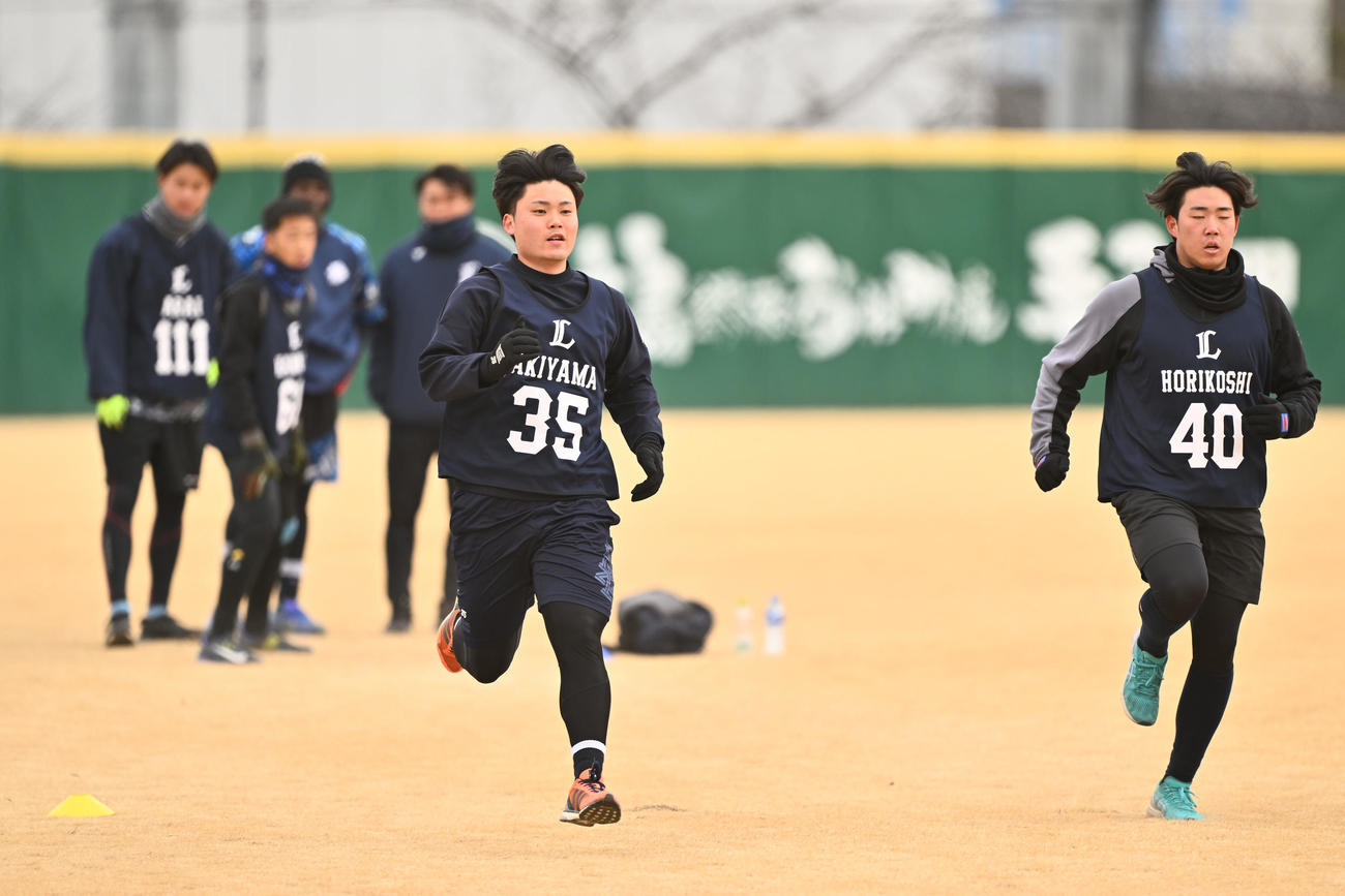 西武新人合同自主トレでダッシュするドラフト3位の秋山（手前左）（撮影・滝沢徹郎）