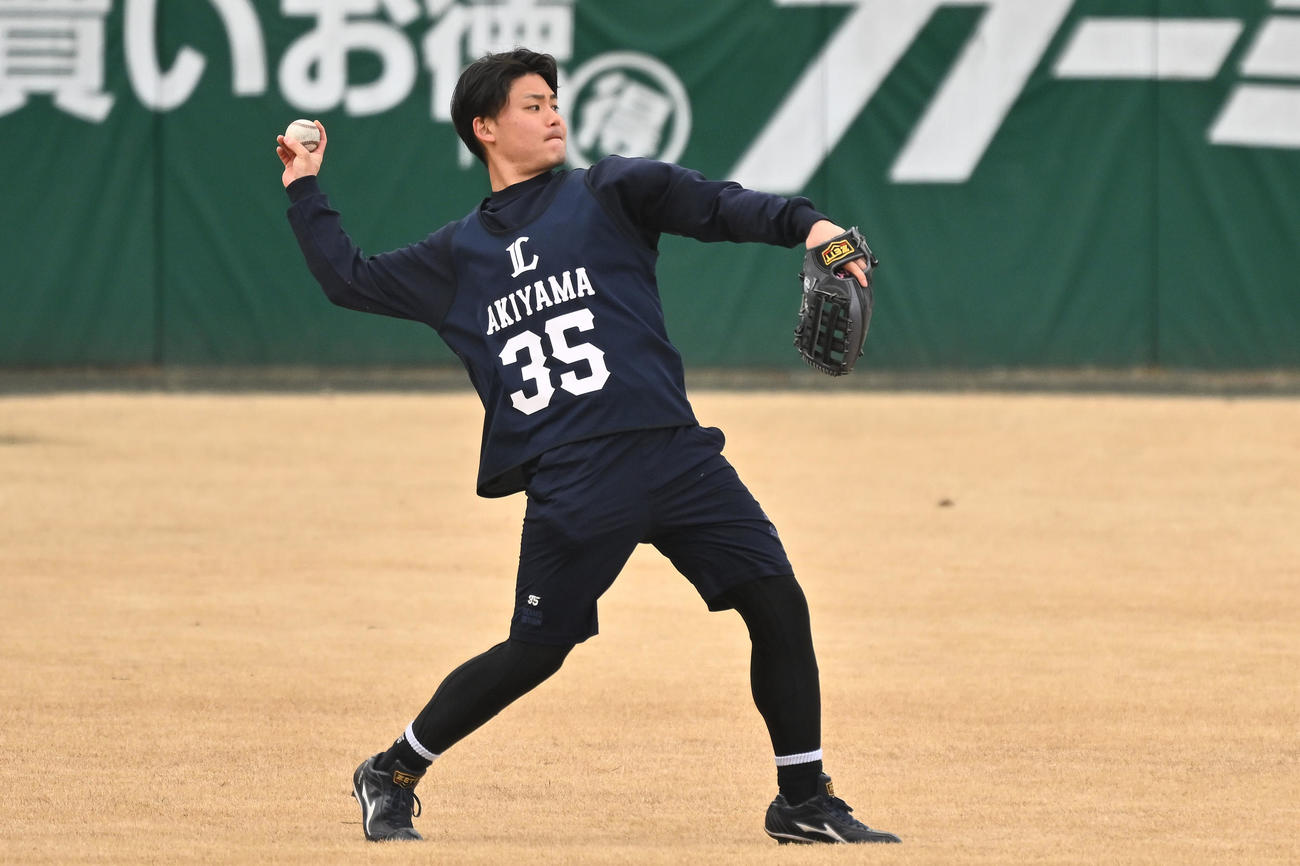 西武新人合同自主トレでキャッチボールするドラフト3位の秋山（撮影・滝沢徹郎）