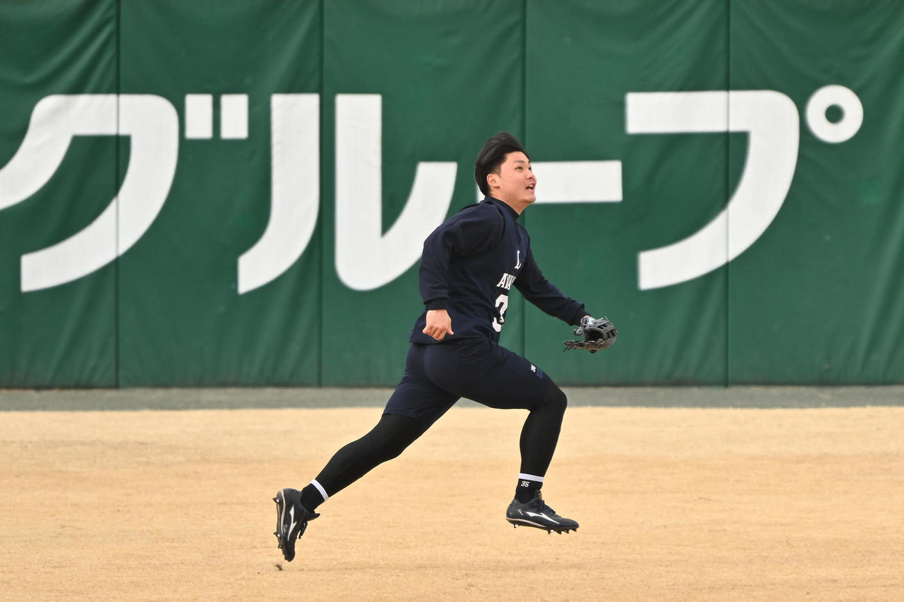 西武新人合同自主トレでノックを受けるドラフト3位の秋山（撮影・滝沢徹郎）