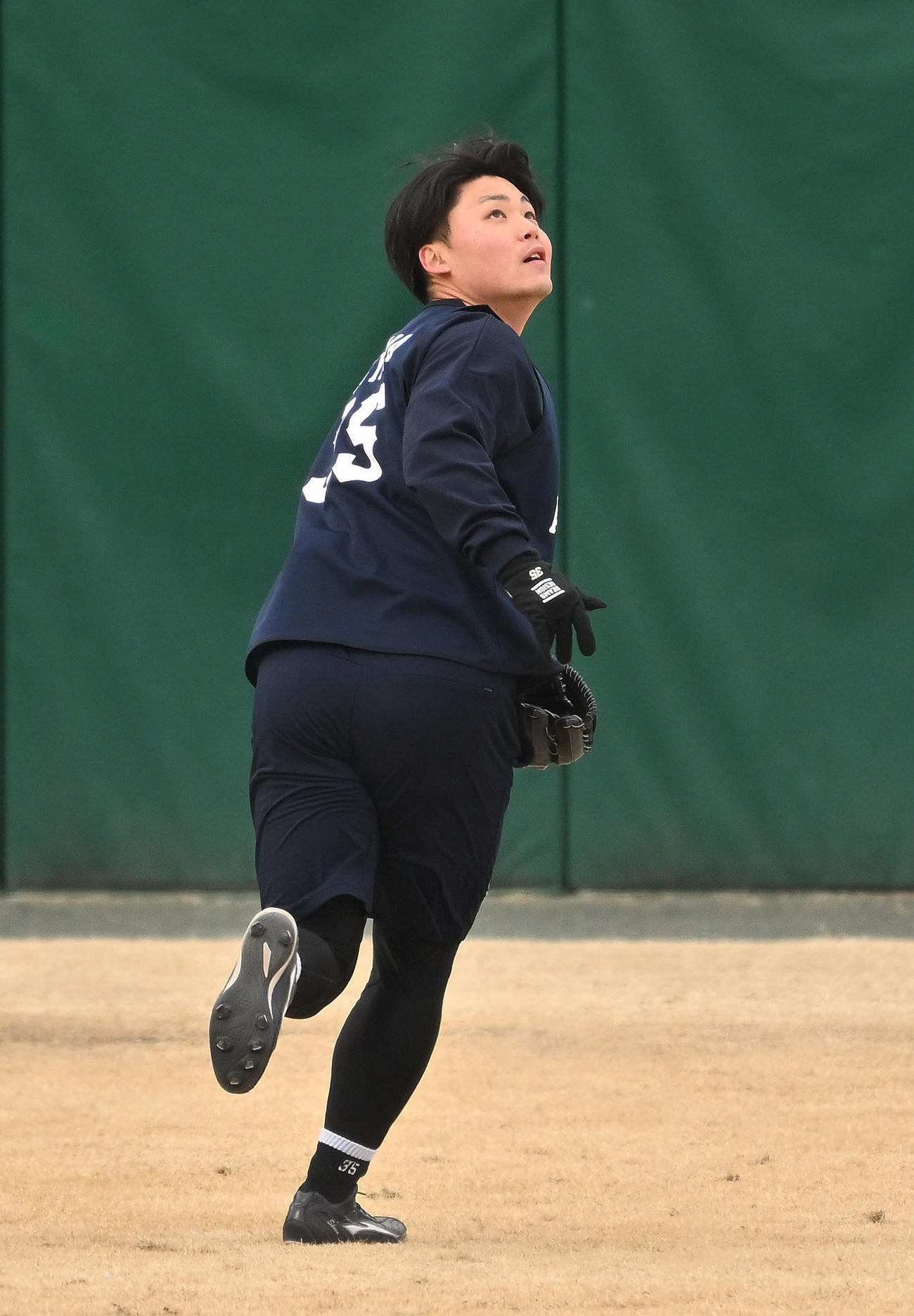 西武新人合同自主トレでノックを受けるドラフト3位の秋山（撮影・滝沢徹郎）