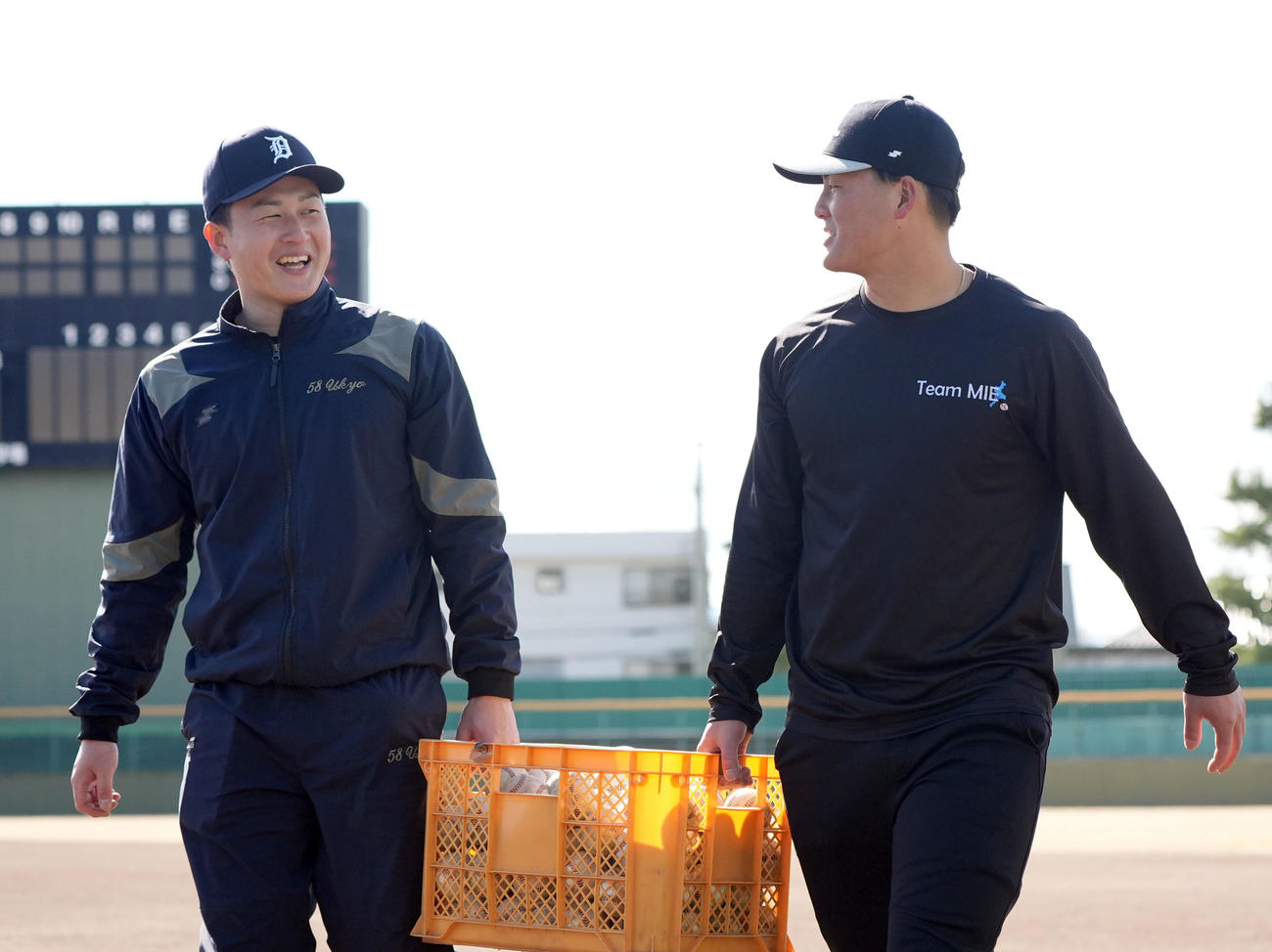 兄の夏輝（左）と言葉を交わす阪神前川（撮影・森本幸一）