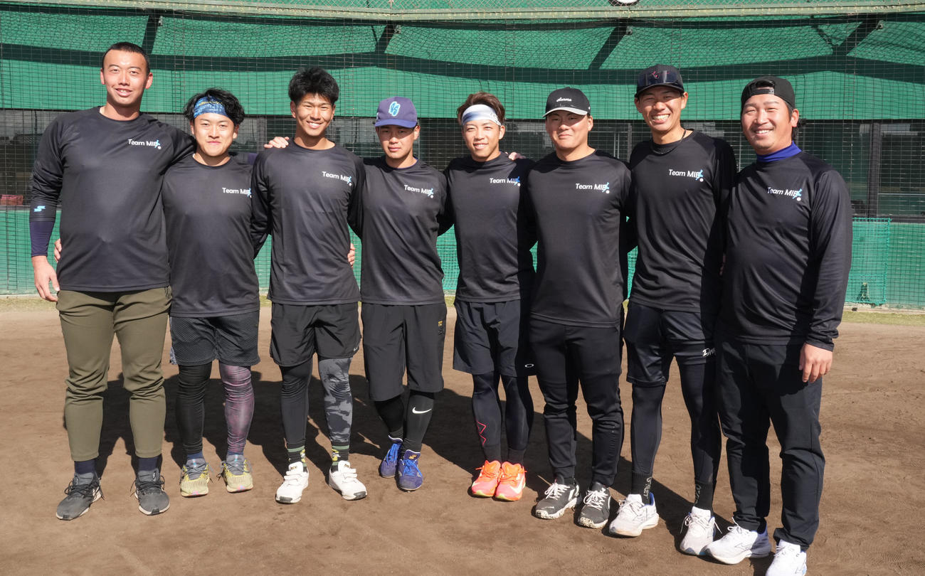 練習後、自主トレメンバーで記念撮影収まる左から西武村田、中日山浅、群馬三好、信濃中川、中日岡林、阪神前川、中日中村、中日BP高島（撮影・森本幸一）