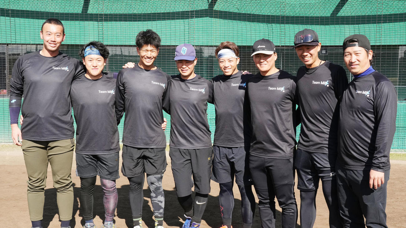 練習後、自主トレメンバーで記念撮影収まる左から西武村田、中日山浅、群馬三好、信濃中川、中日岡林、阪神前川、中日中村、中日BP高島（撮影・森本幸一）