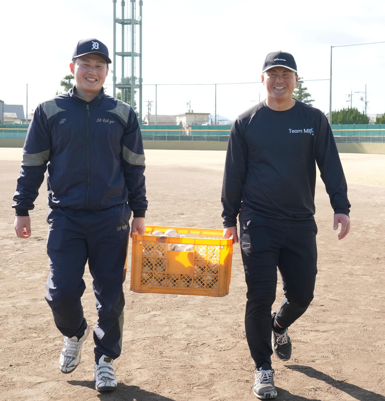 兄の夏輝さん（左）とボールを運ぶ阪神前川（撮影・森本幸一）