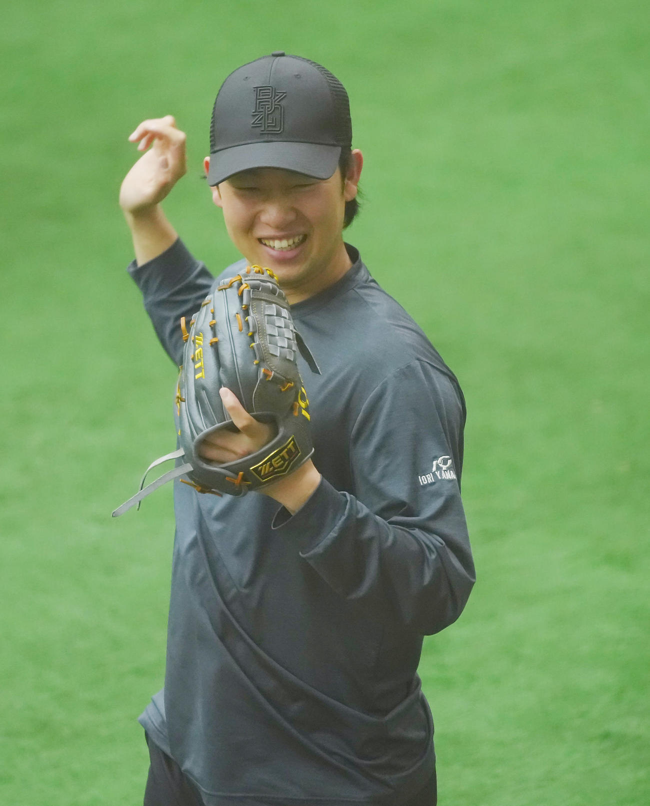 自主トレに臨む巨人山崎（撮影・垰建太）