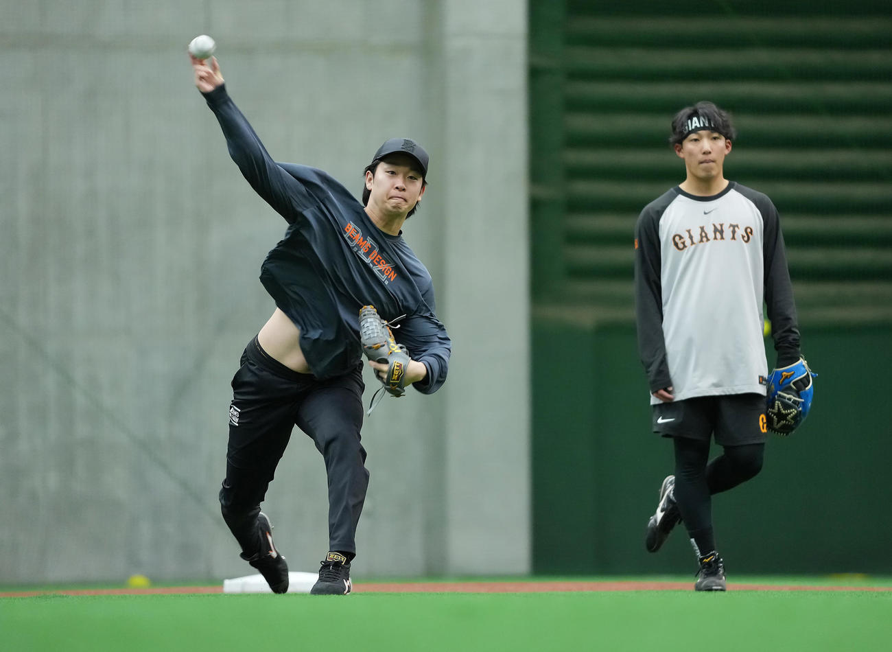 自主トレに臨む巨人山崎（左）と赤星（撮影・垰建太）