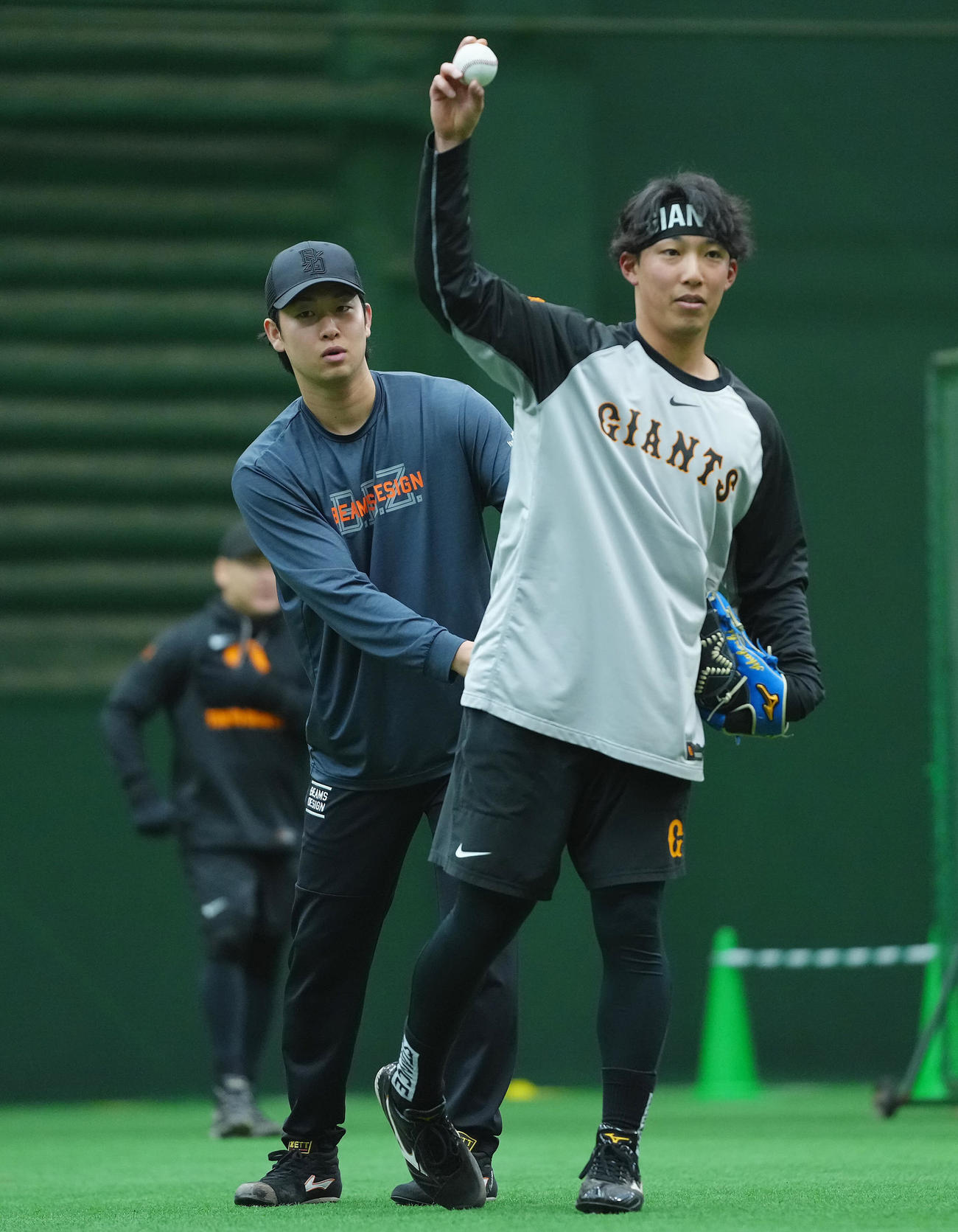 自主トレに臨む巨人山崎（左）と赤星（撮影・垰建太）