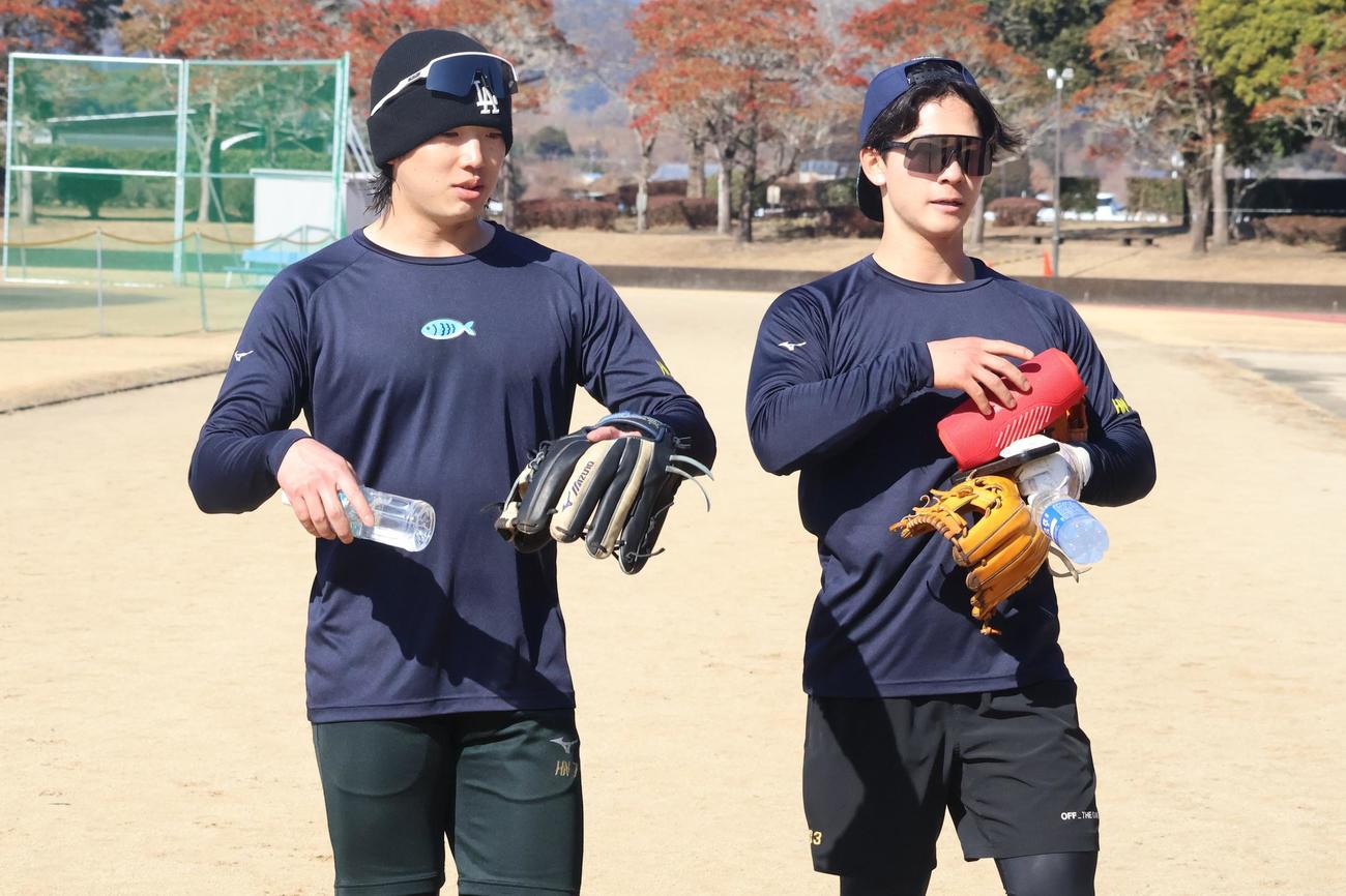 並んで歩きながら話すヤクルト長岡(左)と内山（撮影・塚本光）