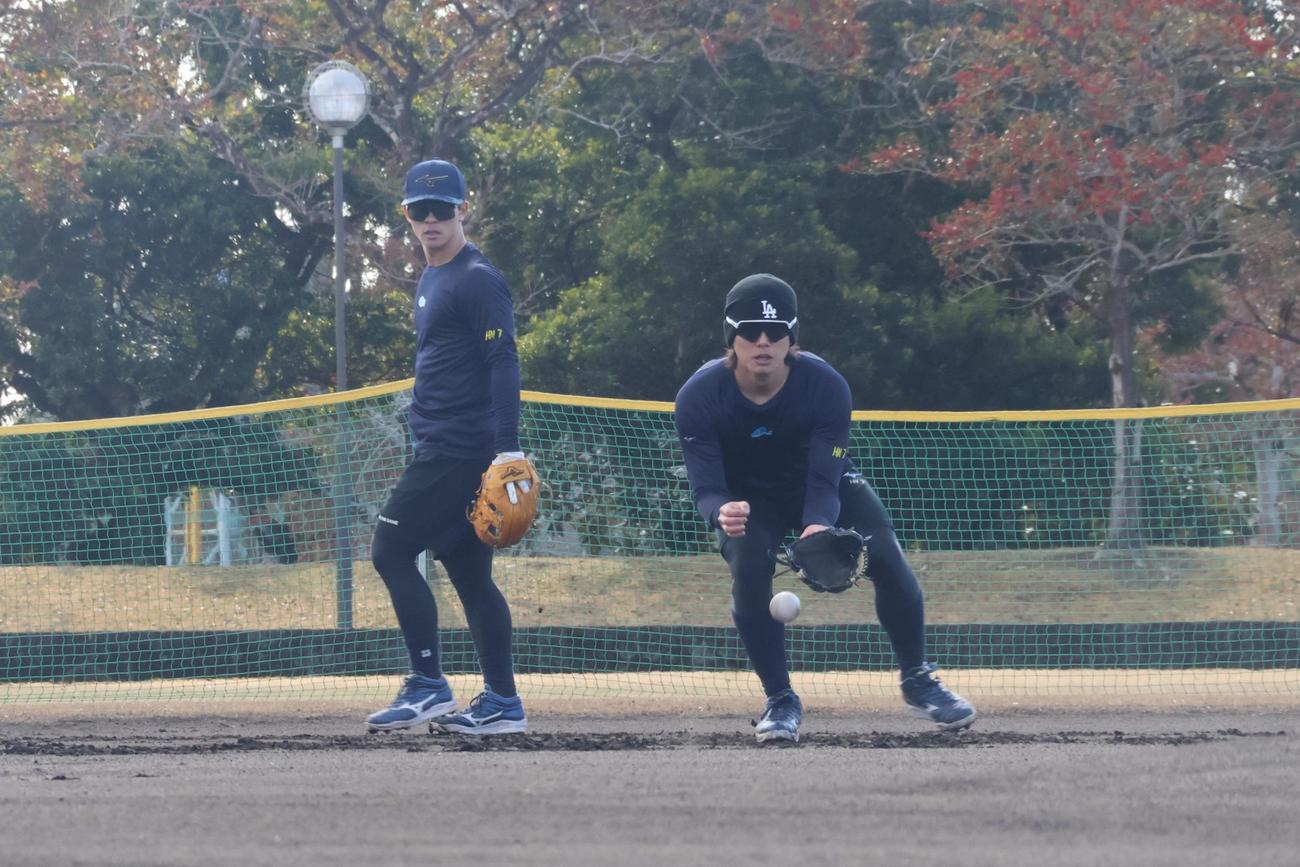 ヤクルト内山(奥)が見る中でノックを受ける長岡（撮影・塚本光）