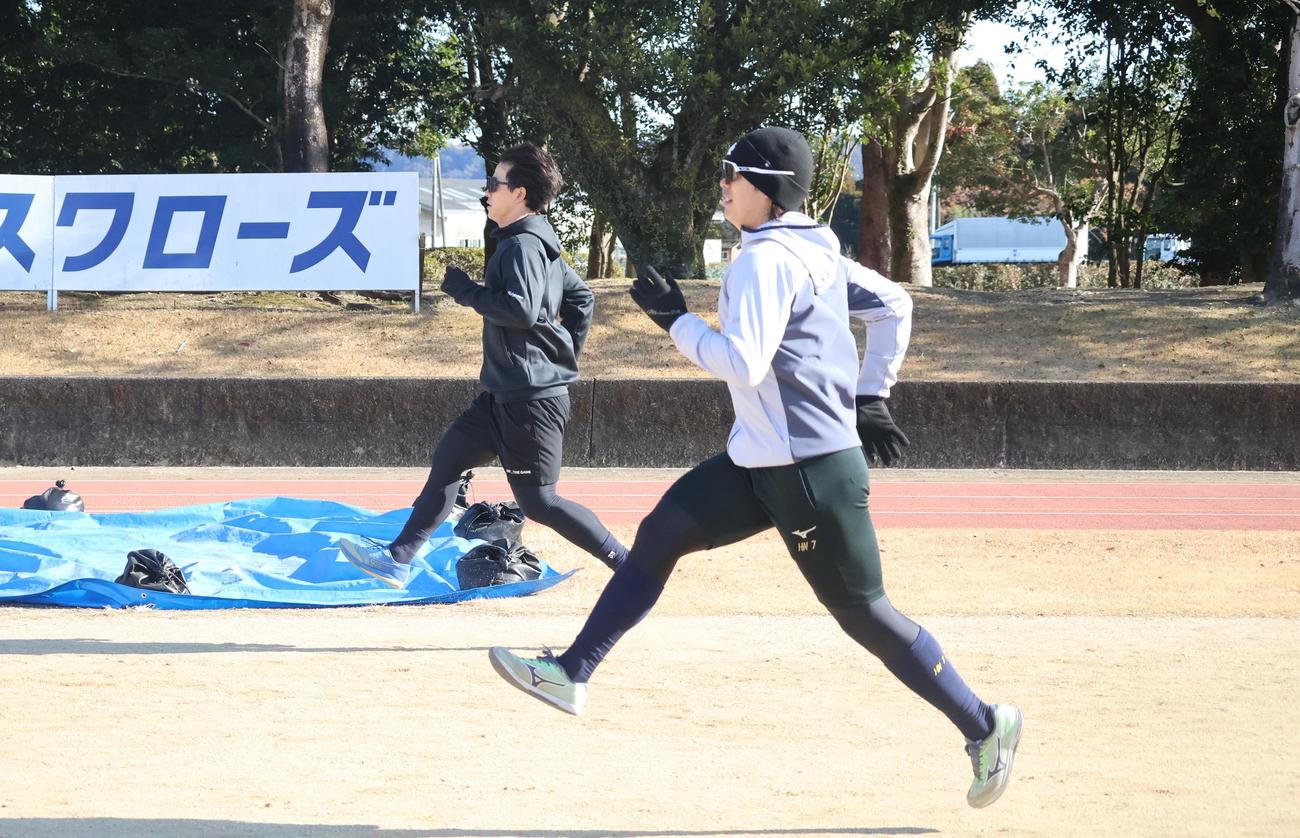 並んでトレーニングを行うヤクルト長岡（手前）と内山（撮影・塚本光）