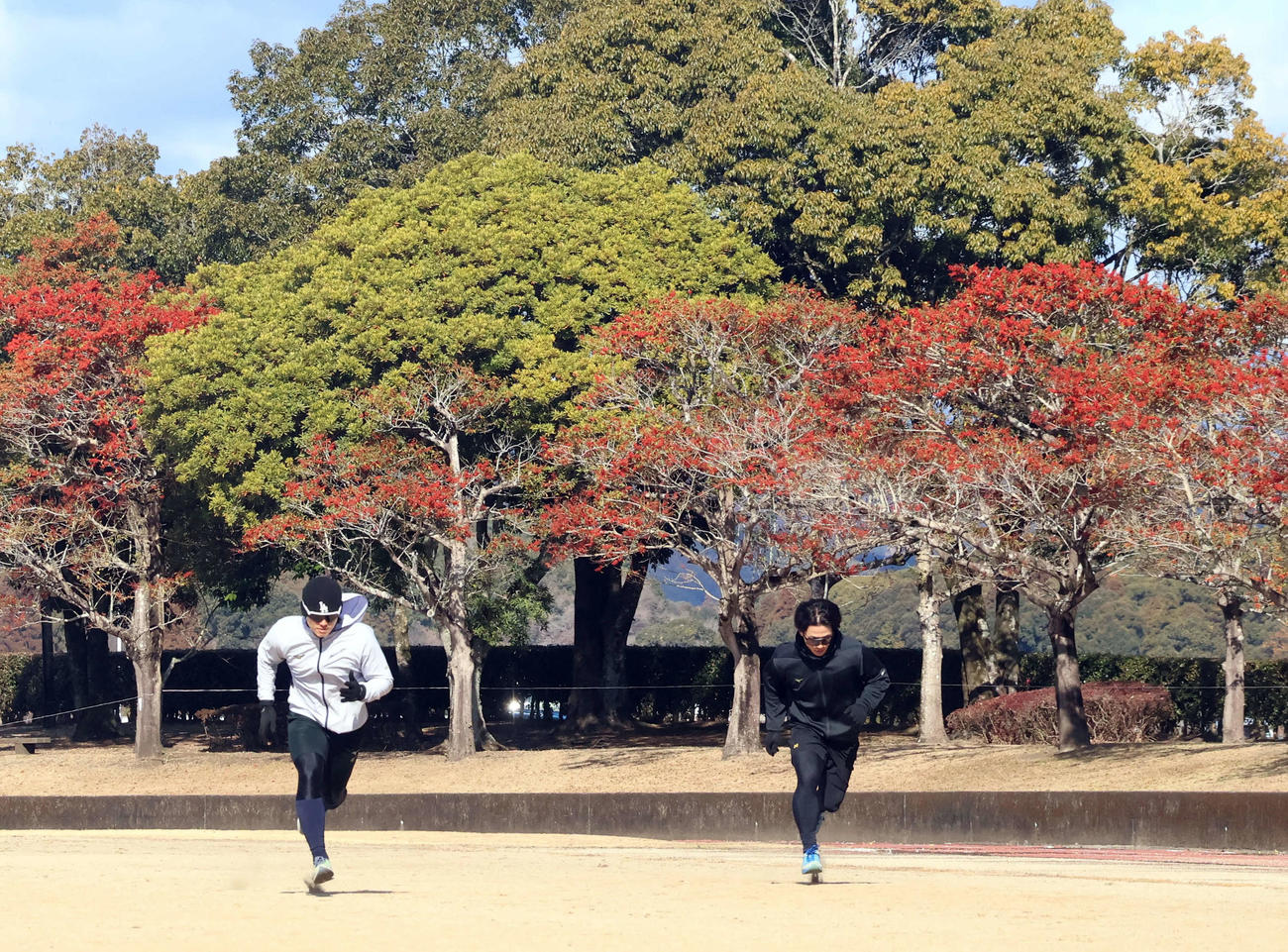 並んで走るヤクルト長岡（左）と内山（撮影・塚本光）