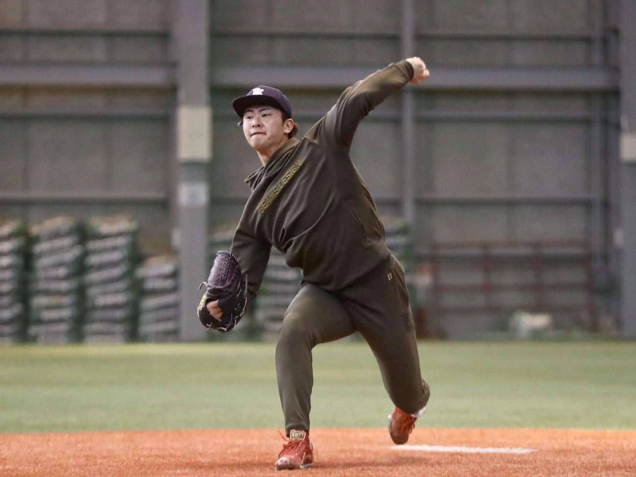 自主トレで投球練習をする楽天古謝（撮影・高橋香奈）