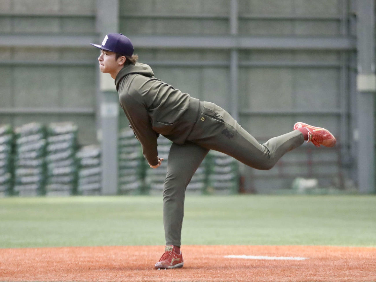 自主トレで投球練習をする楽天古謝（撮影・高橋香奈）