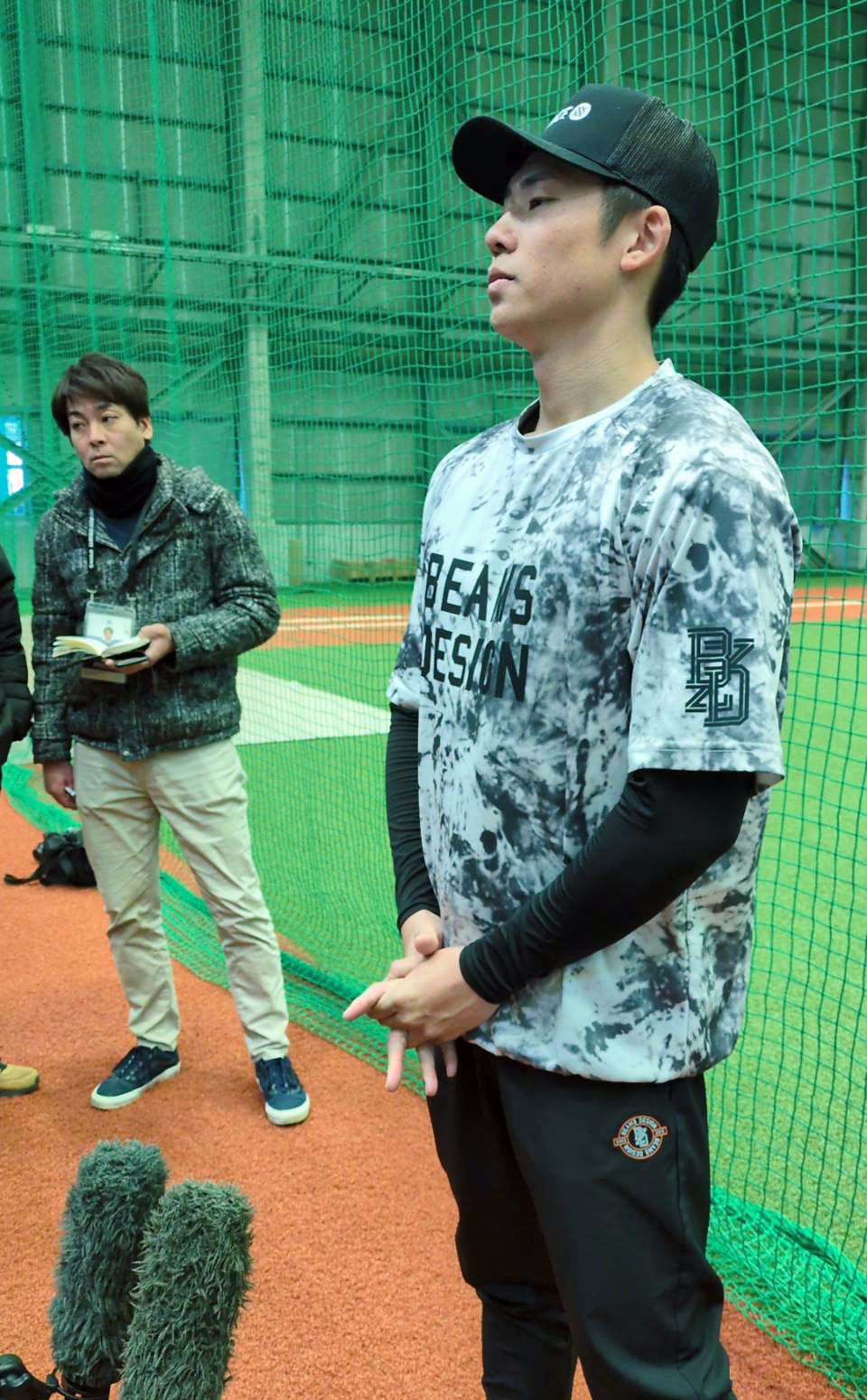 自主トレを公開し、取材に応じるオリックス曽谷（撮影・堀まどか）