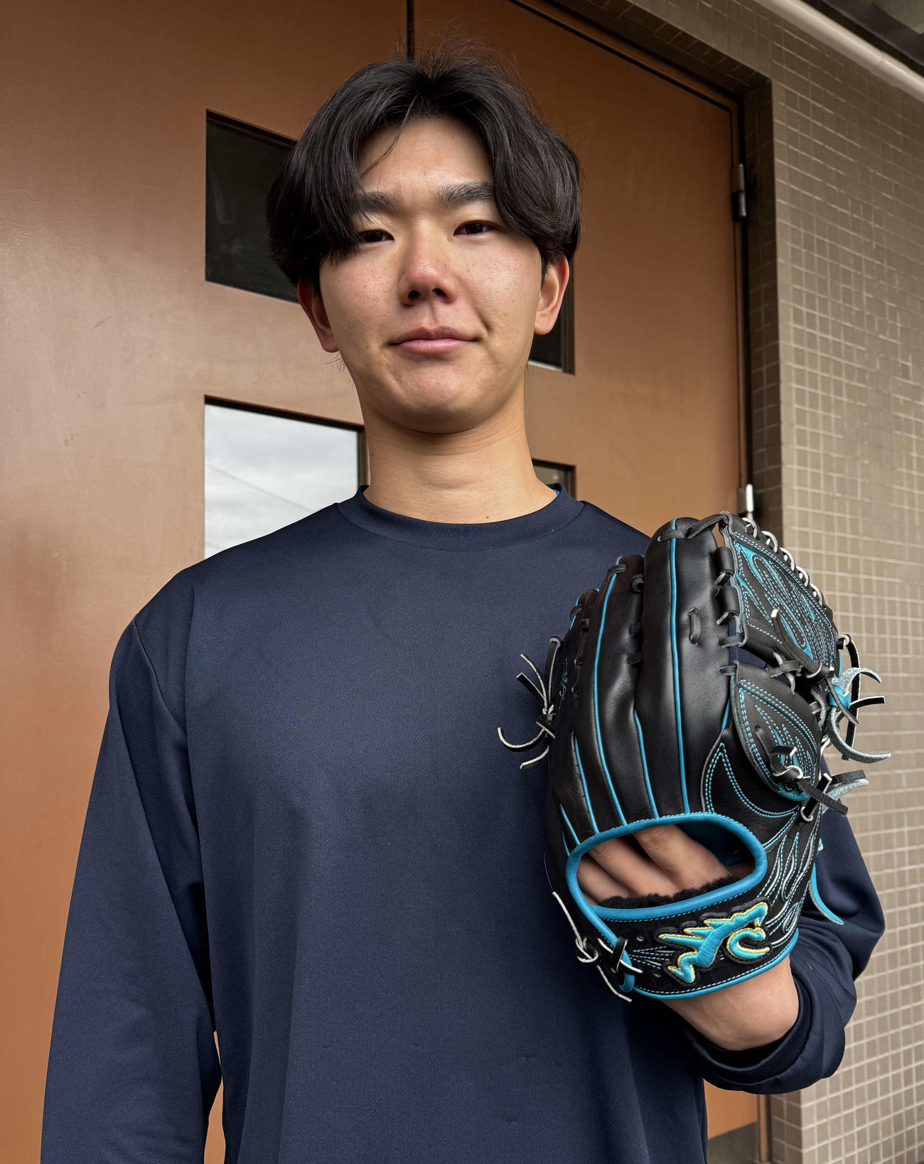 2軍本拠地の千葉・鎌ケ谷で今季用の新グラブを使用して自主トレを行った日本ハム浅利（撮影・木下大輔）