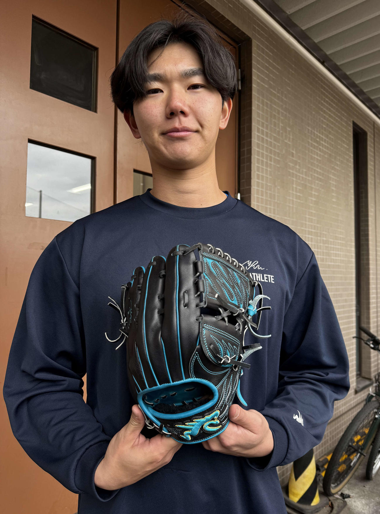 2軍本拠地の千葉・鎌ケ谷で今季用の新グラブを使用して自主トレを行った日本ハム浅利（撮影・木下大輔）
