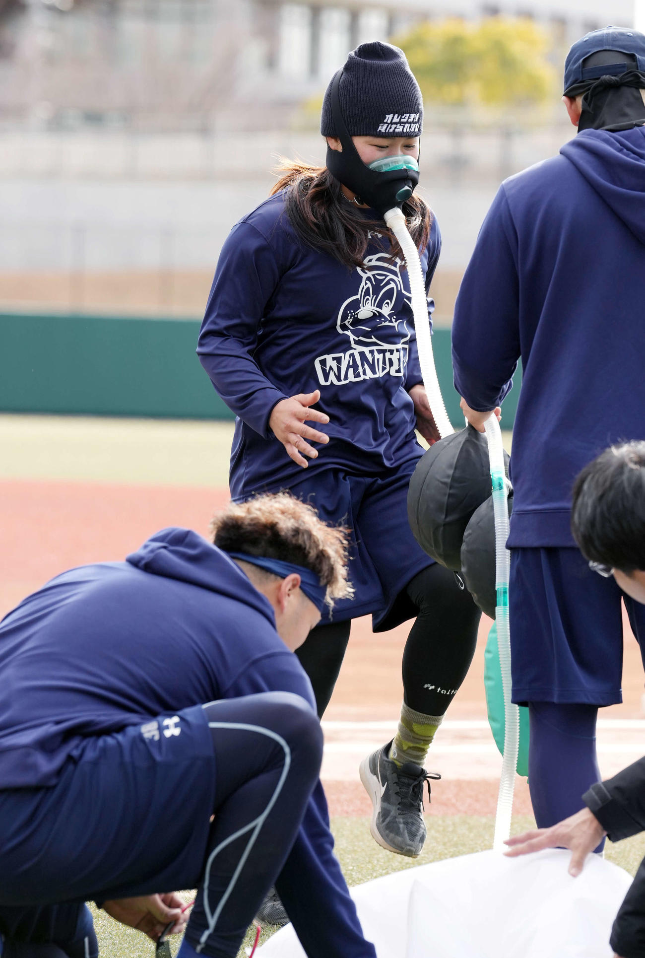 自主トレを公開し、標高3000メートル級の低酸素の状態でDeNA山崎らとトレーニングを行う女子野球の島野（左上）（撮影・小島史椰）
