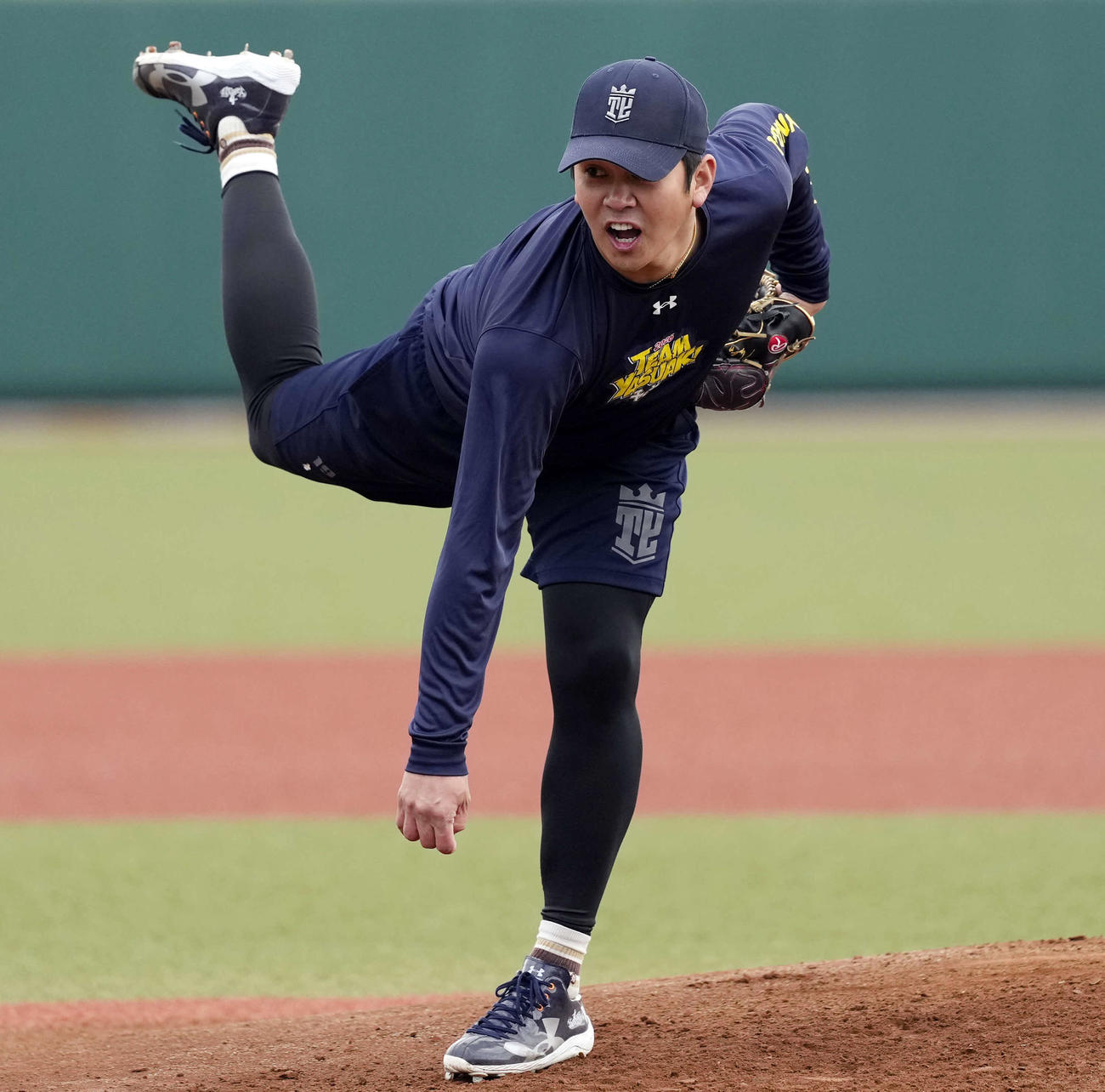 自主トレを公開し、マウンドでピッチングするDeNA山崎（撮影・小島史椰）