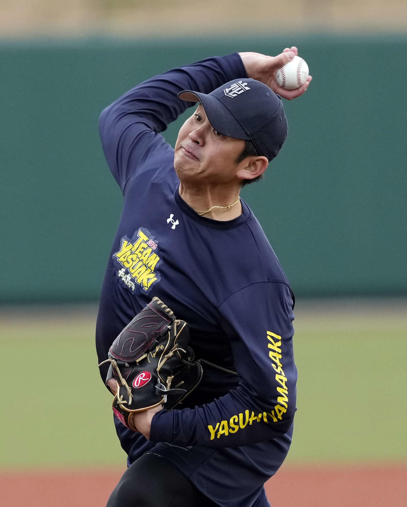 自主トレを公開し、マウンドでピッチングするDeNA山崎（撮影・小島史椰）