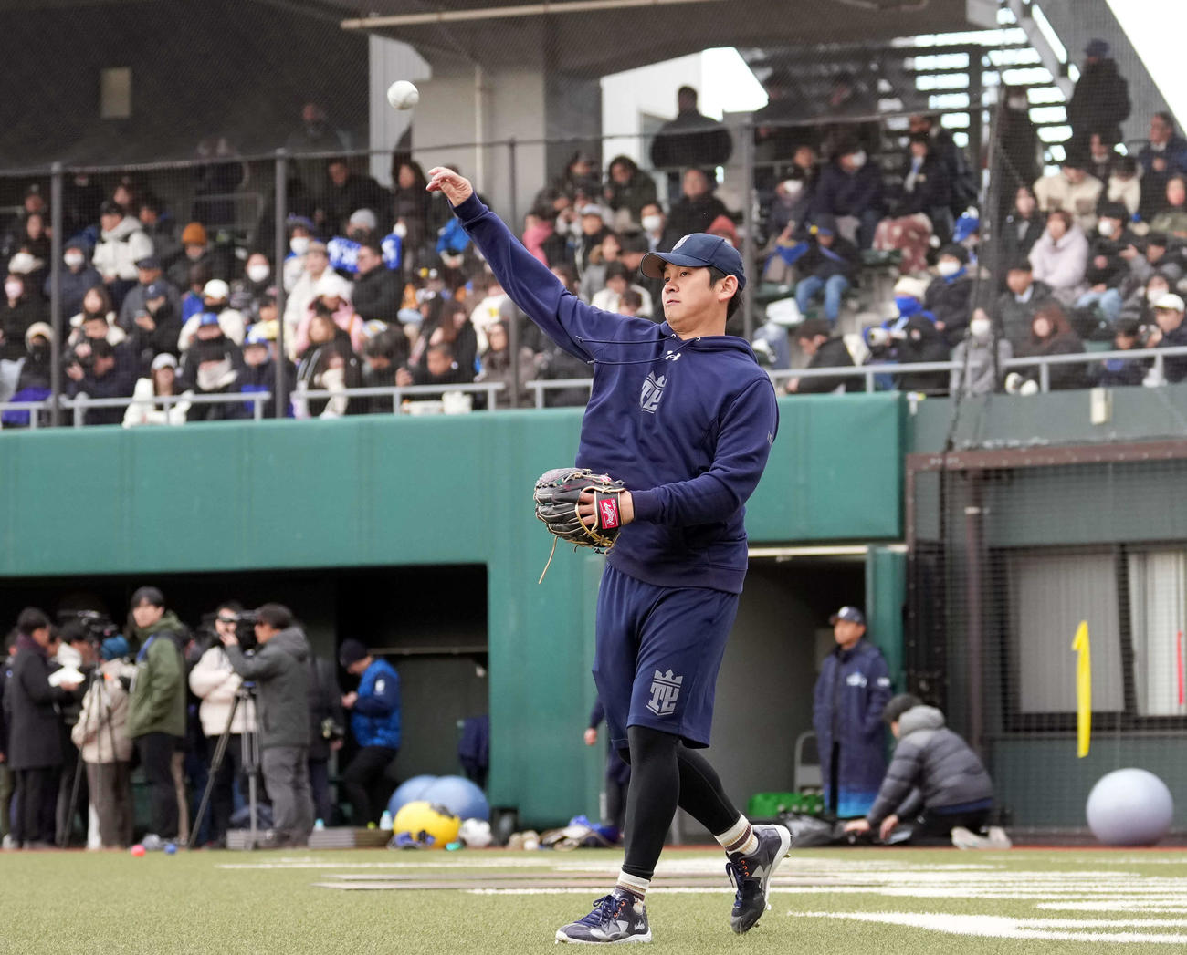 自主トレを公開し、キャッチボールをするDeNA山崎（撮影・小島史椰）