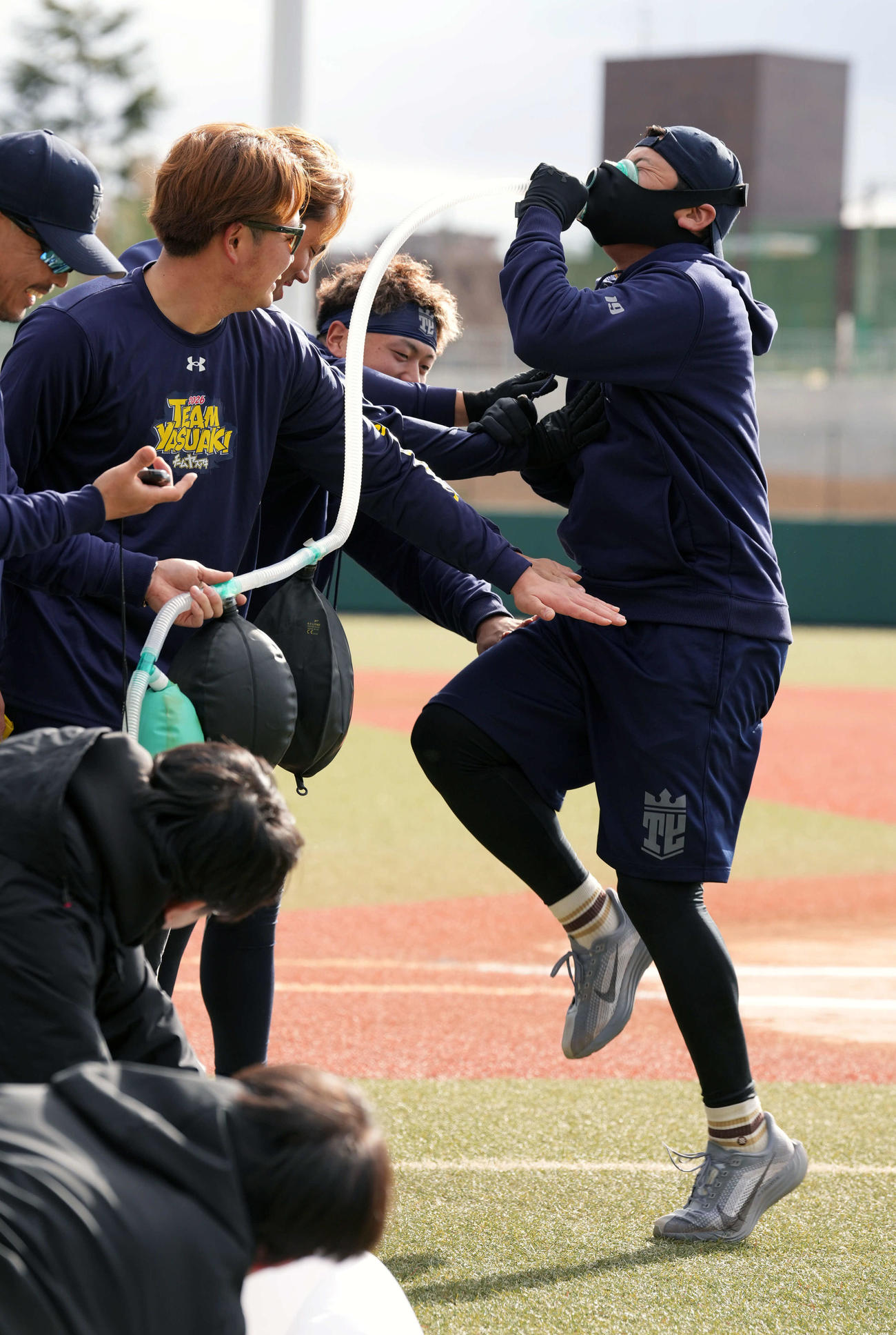 自主トレを公開し、標高3000メートル級の低酸素の状態でトレーニングを行うDeNA山崎（右）（撮影・小島史椰）