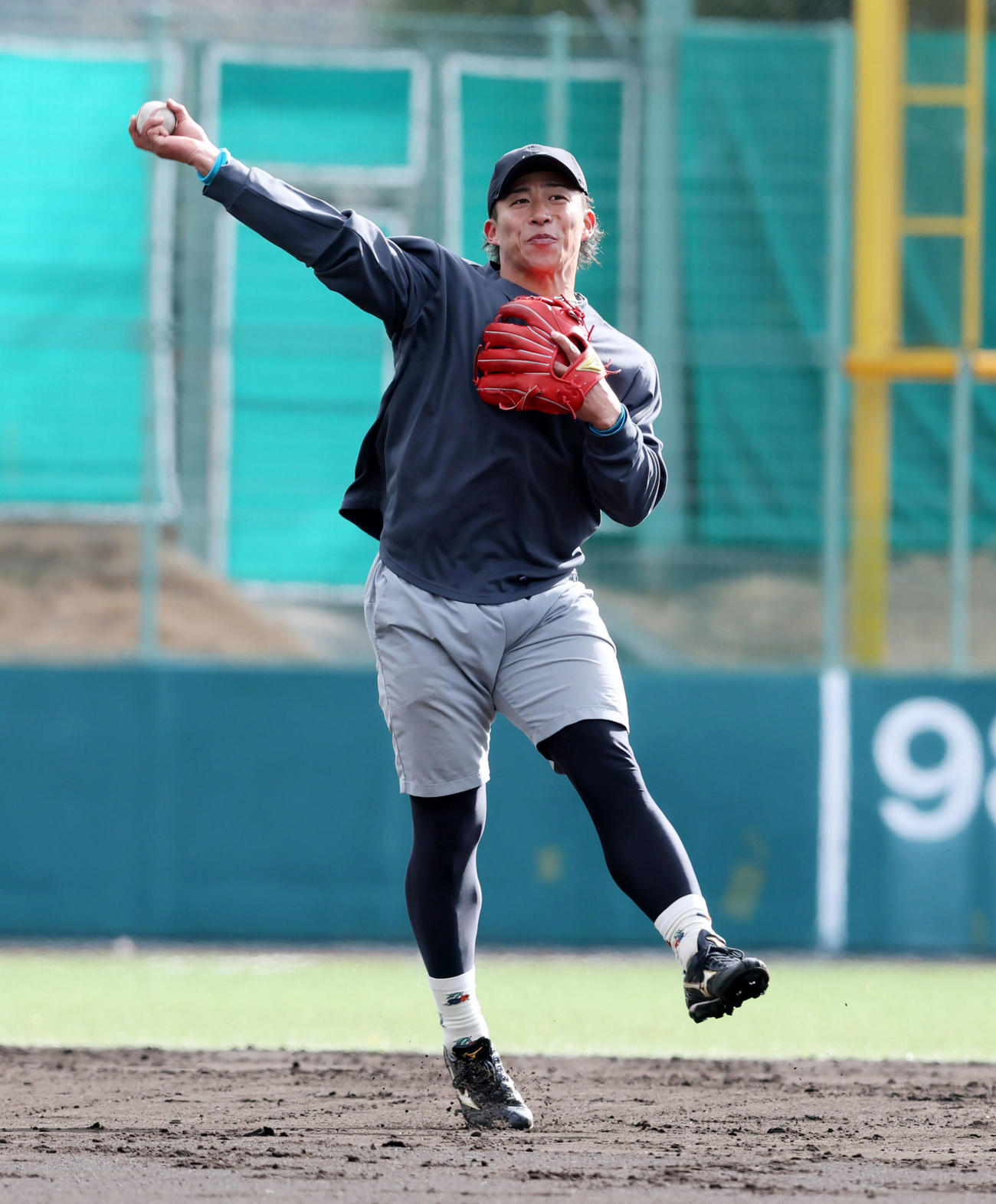 自主トレを公開し、ノックを受けるソフトバンク野村（撮影・加藤哉）