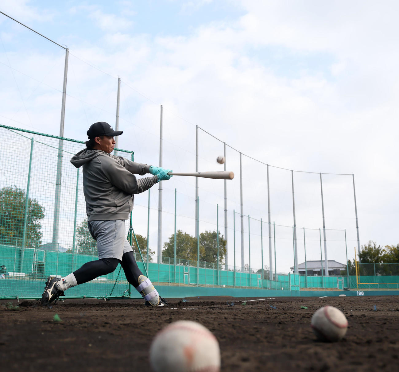 自主トレを公開し打撃練習するソフトバンク野村（撮影・加藤哉）