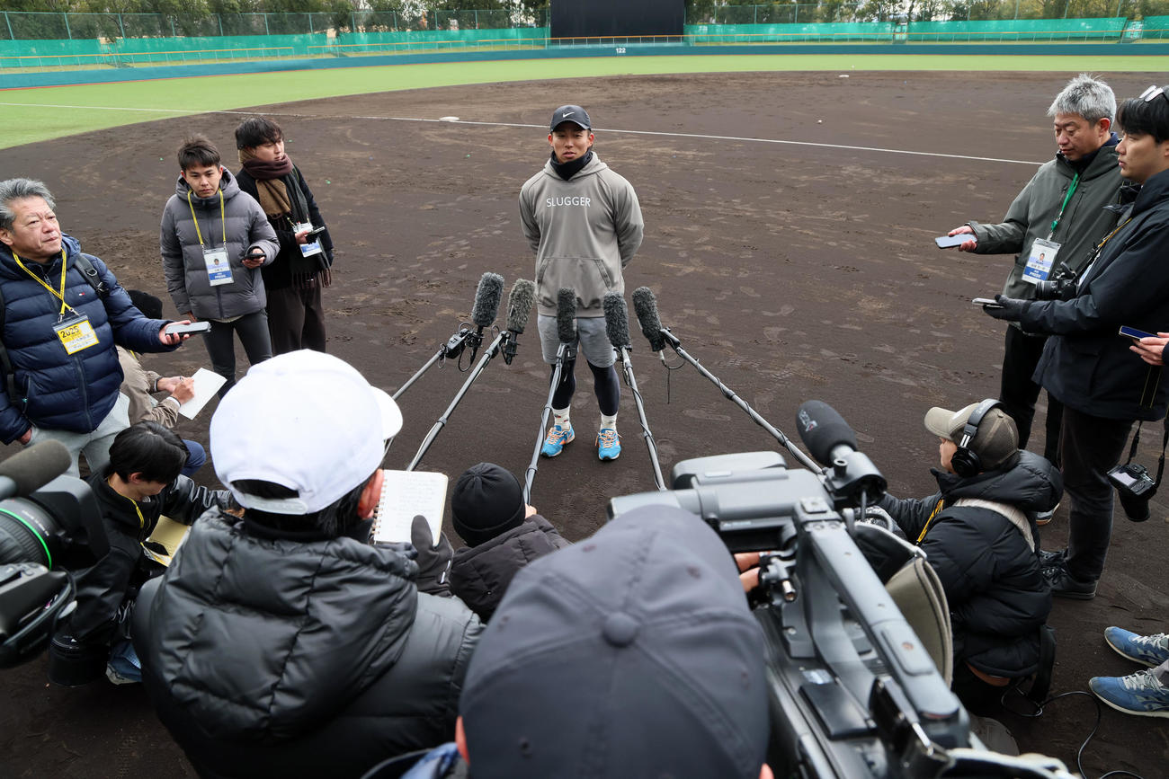 自主トレを公開しテレビカメラを前にインタビューに応じるソフトバンク野村（撮影・加藤哉）