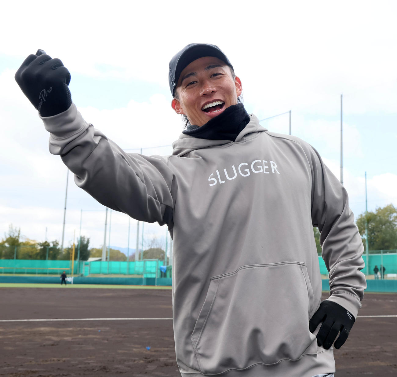 自主トレを公開したソフトバンク野村は「熱男」ポーズで写真に納まる（撮影・加藤哉）