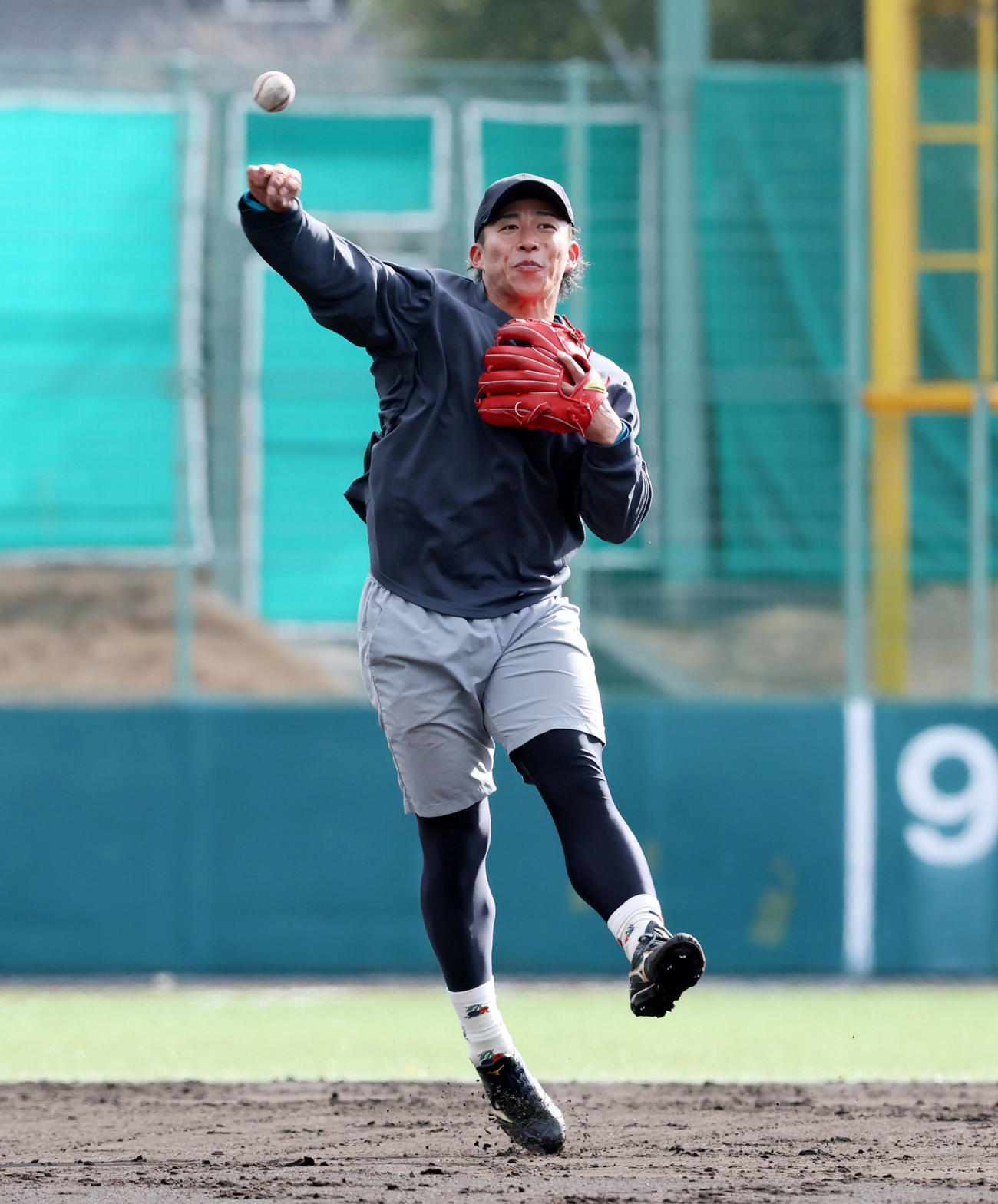 自主トレを公開しノックを受けるソフトバンク野村（撮影・加藤哉）