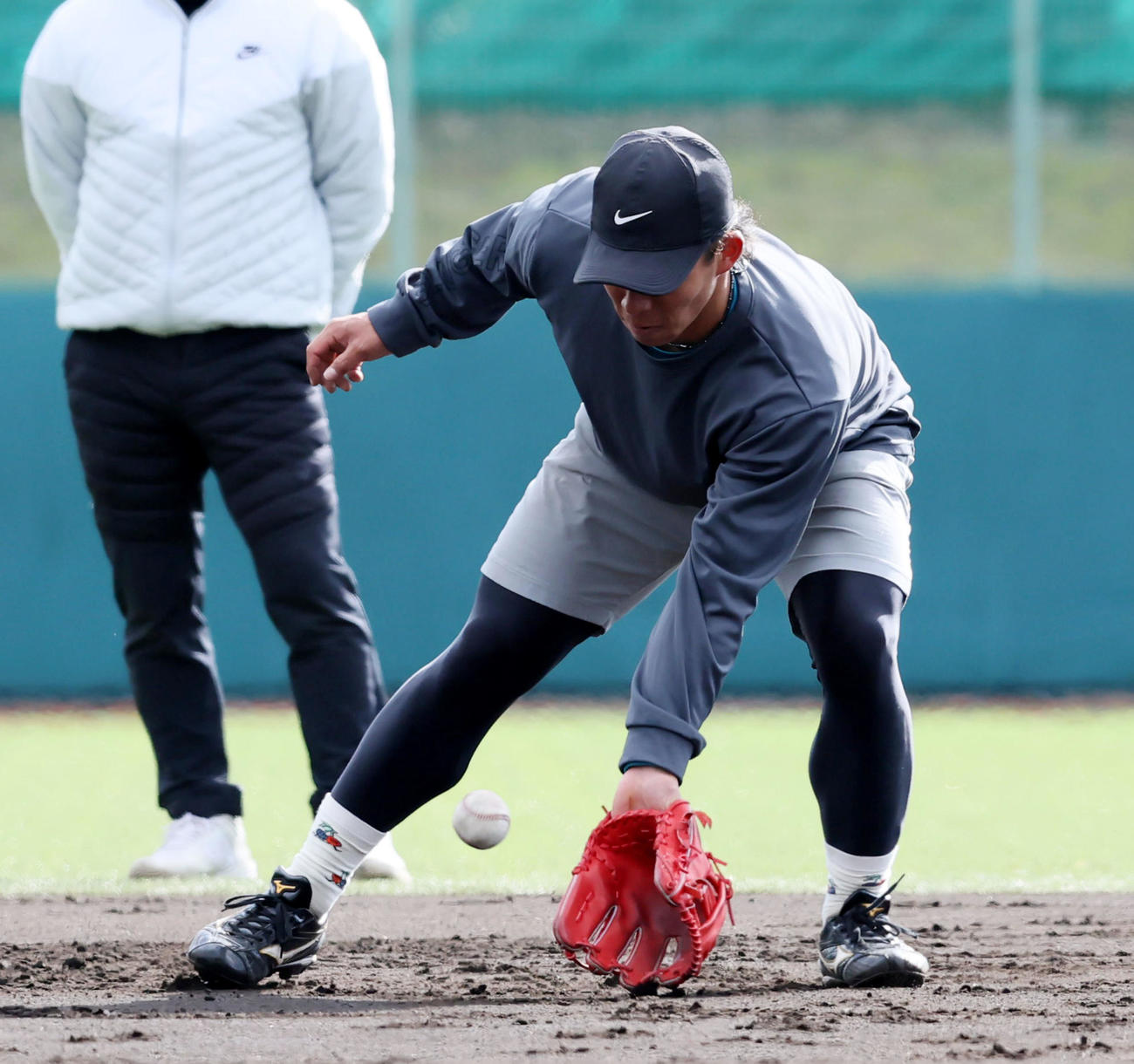自主トレを公開しノックを受けるソフトバンク野村（撮影・加藤哉）