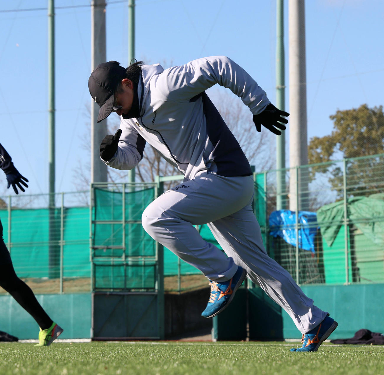 自主トレを公開しダッシュを繰り返すソフトバンク野村（撮影・加藤哉）