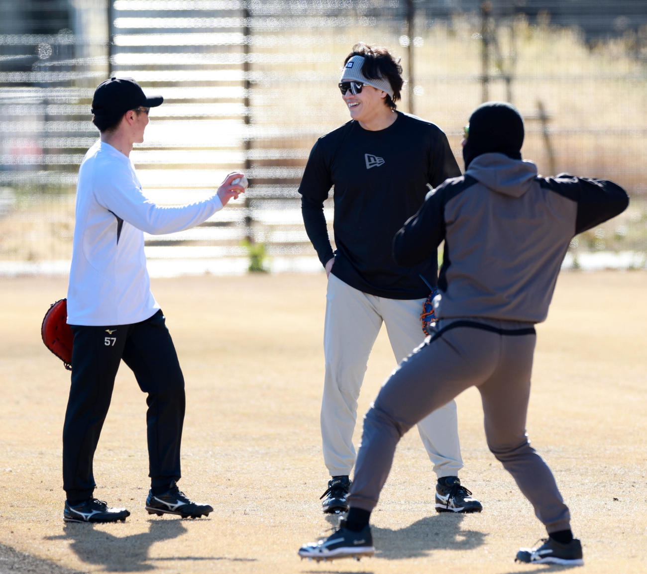 長坂（左）と談笑する阪神伏見（撮影・上田博志）