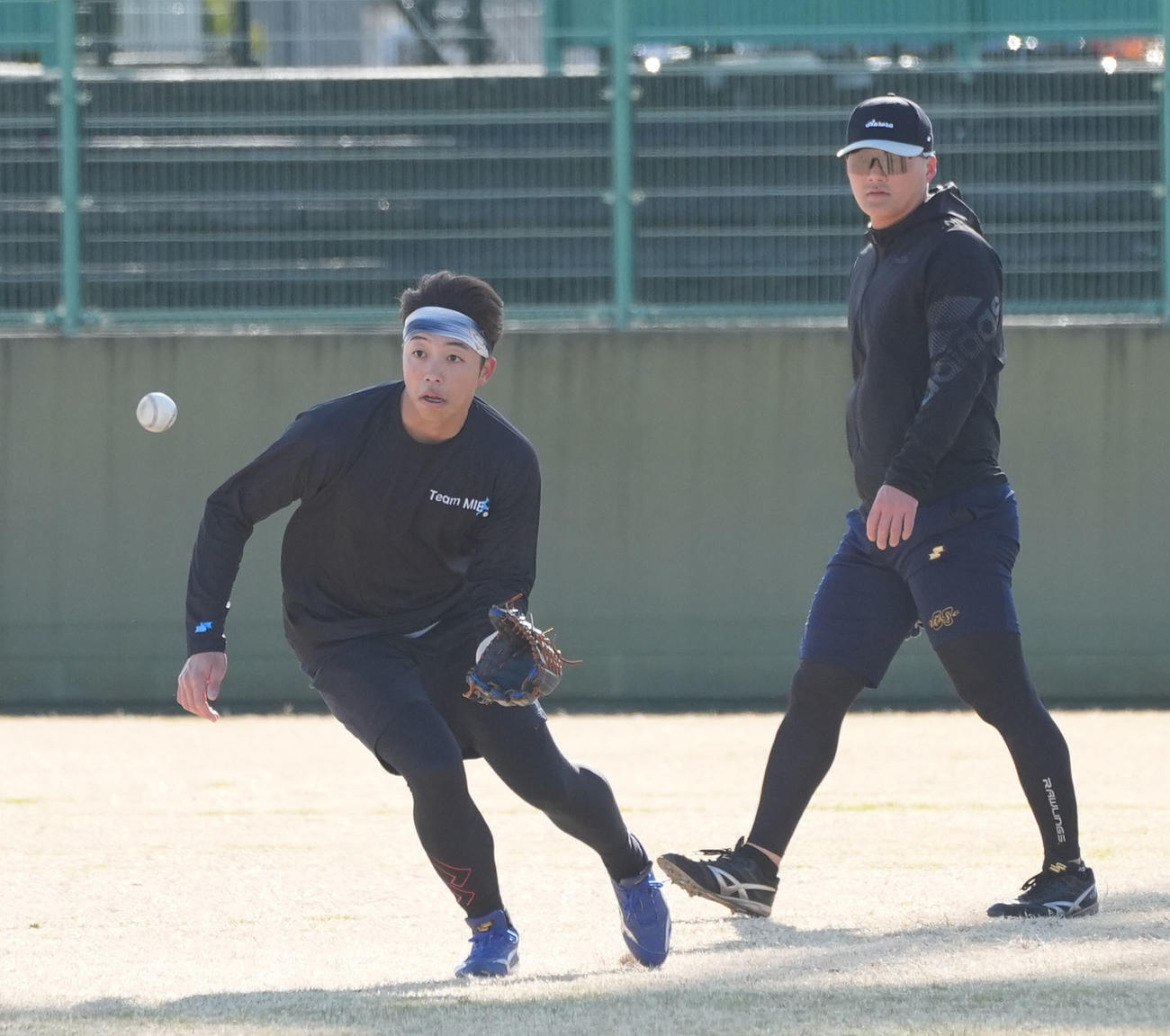 外野ノックを受ける中日岡林（左）右は阪神前川（撮影・森本幸一）
