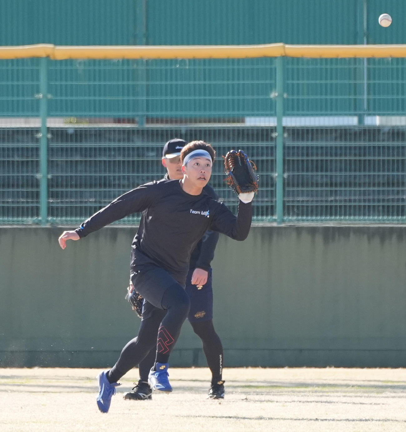 外野ノックを受ける中日岡林（手前）後方は阪神前川（撮影・森本幸一）