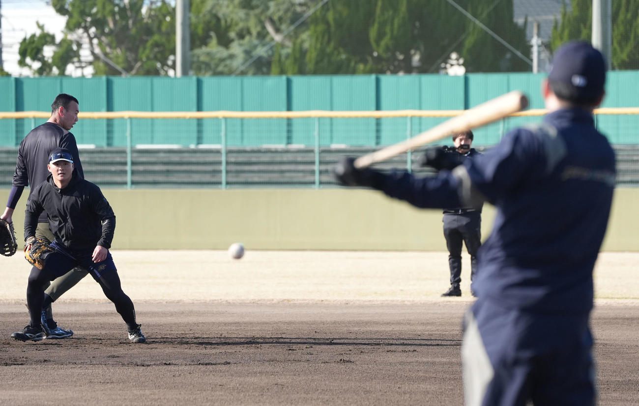 阪神前川（左から2人目）は兄の夏輝さんからノックを受ける（撮影・森本幸一）