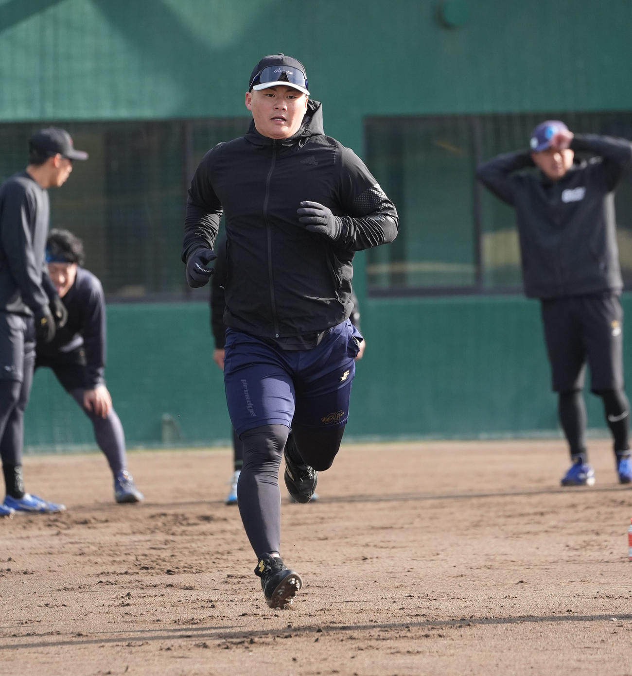 阪神前川（中央）はランニングをする（撮影・森本幸一）