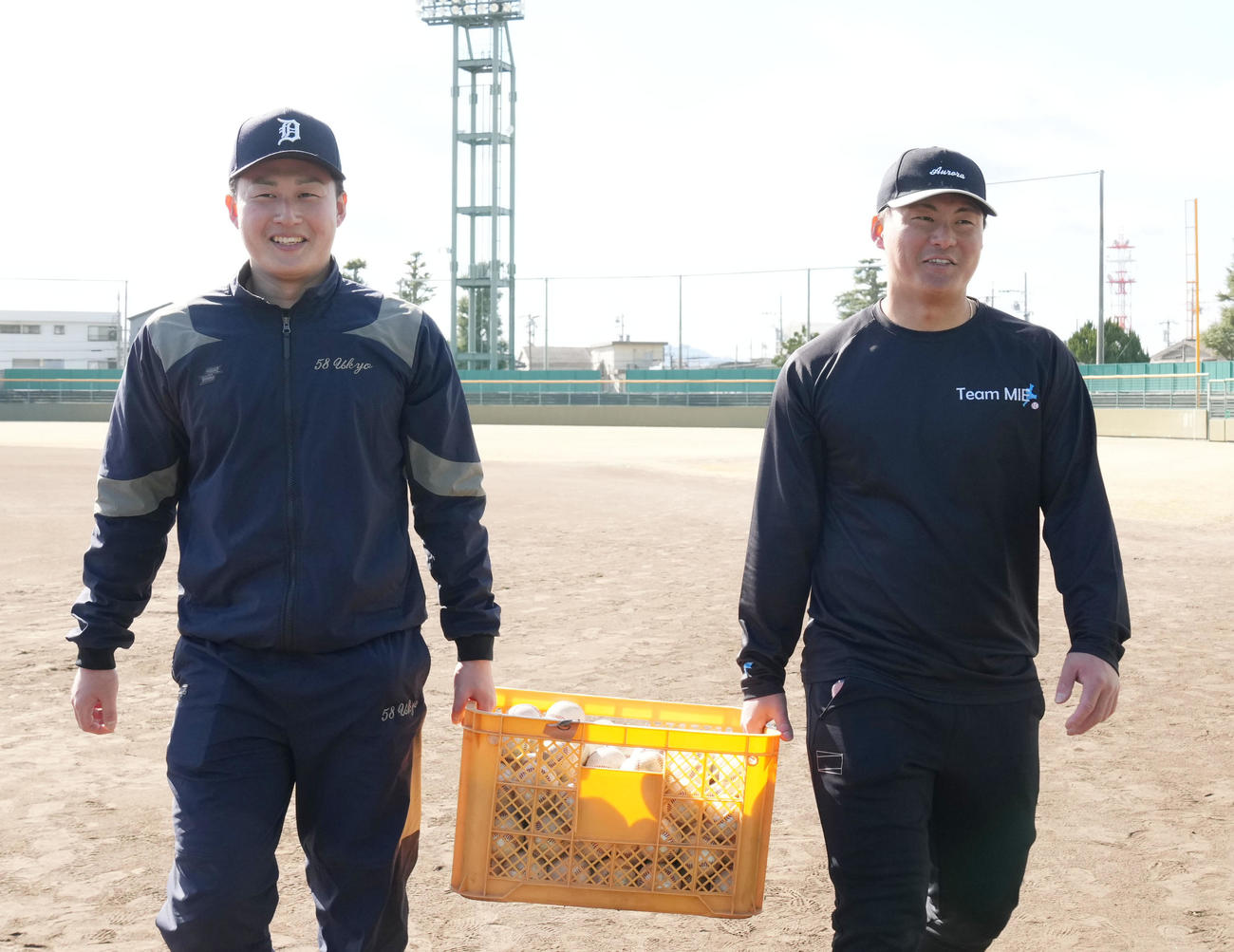 兄の夏輝さん（左）と言葉を交わす阪神前川（撮影・森本幸一）